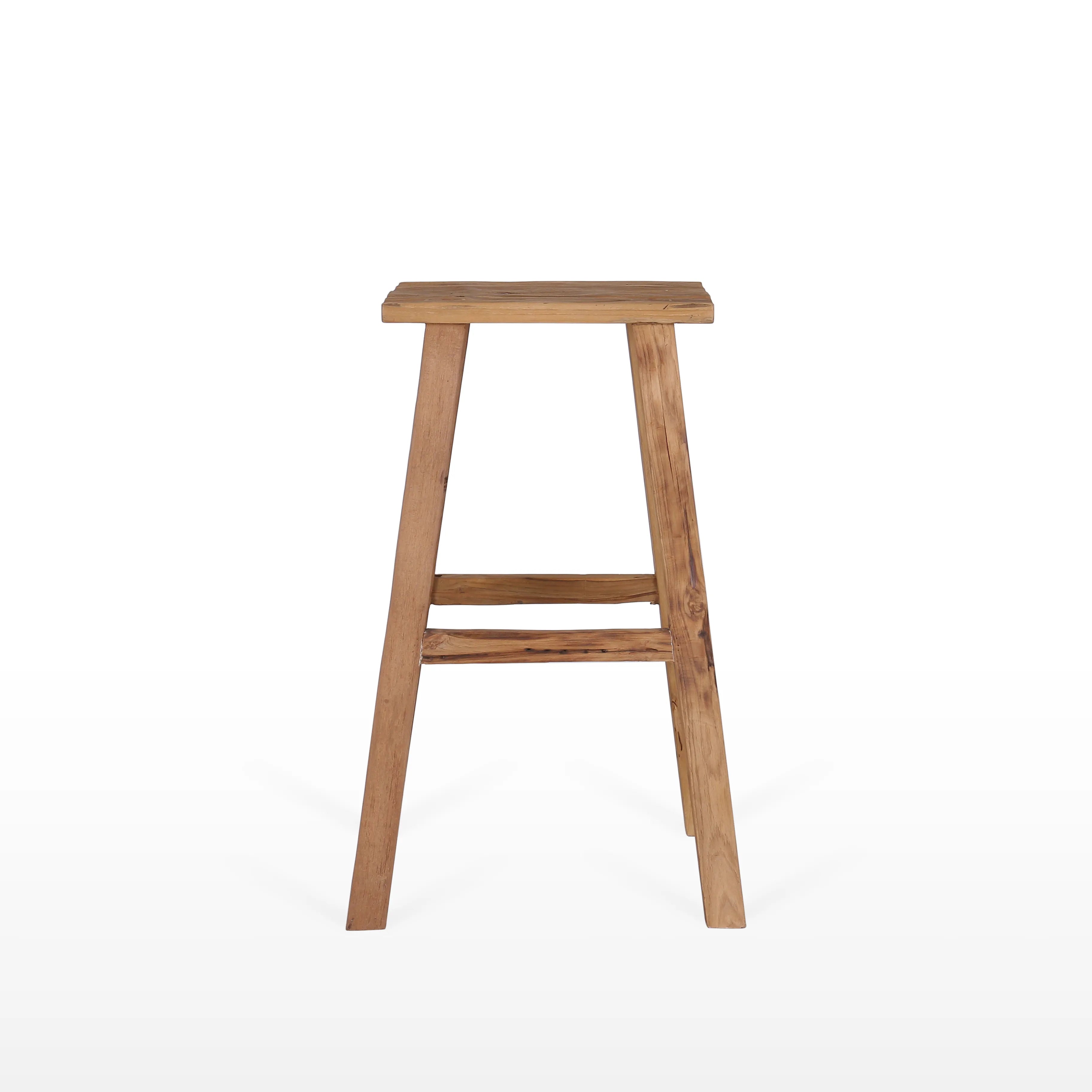 Stoere teakhouten barkruk met vierkante zitting en robuuste poten, ideaal voor een vintage interieur