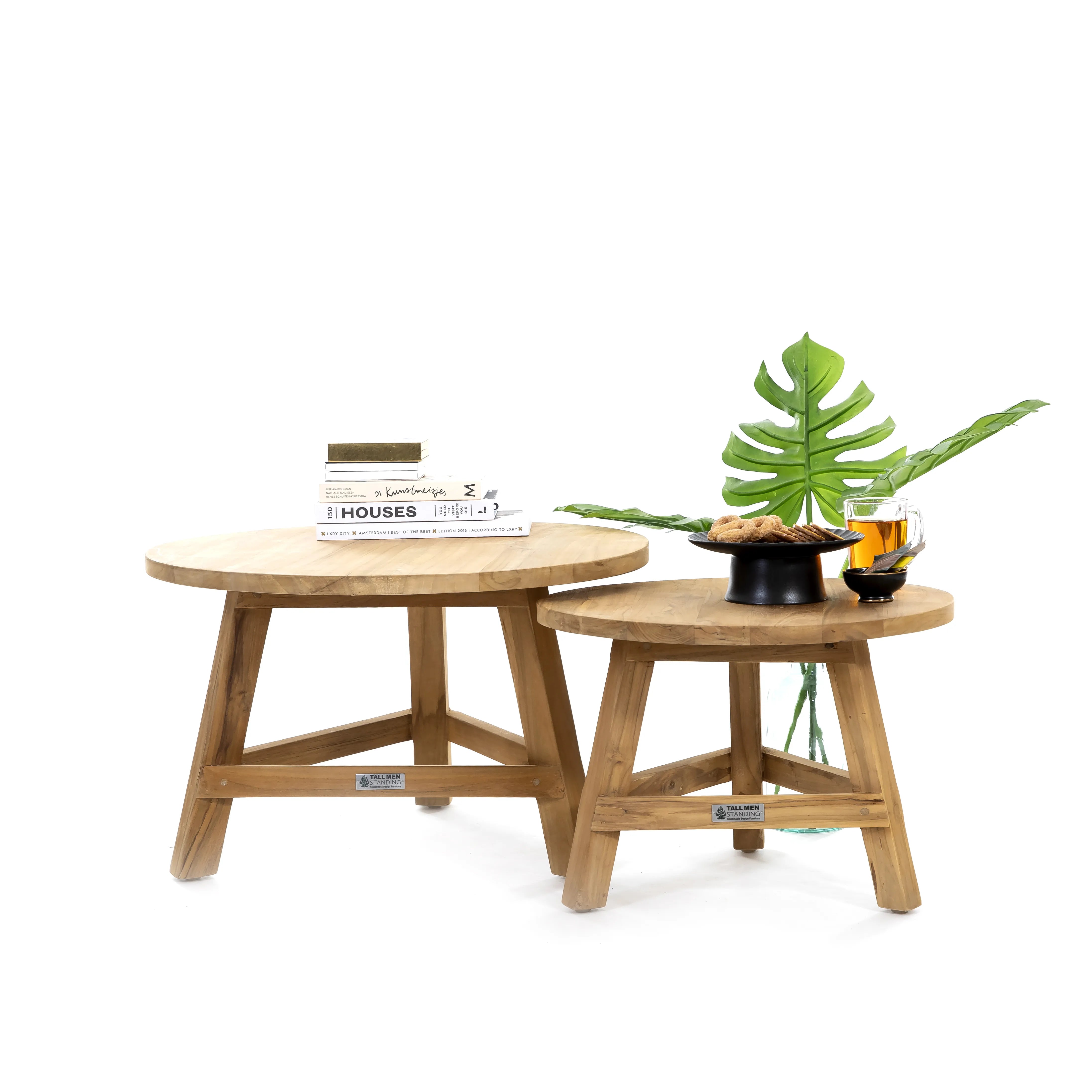 Teakhouten bijzettafel met boeken en decoratie, ideaal voor een stijlvolle woonkamer.