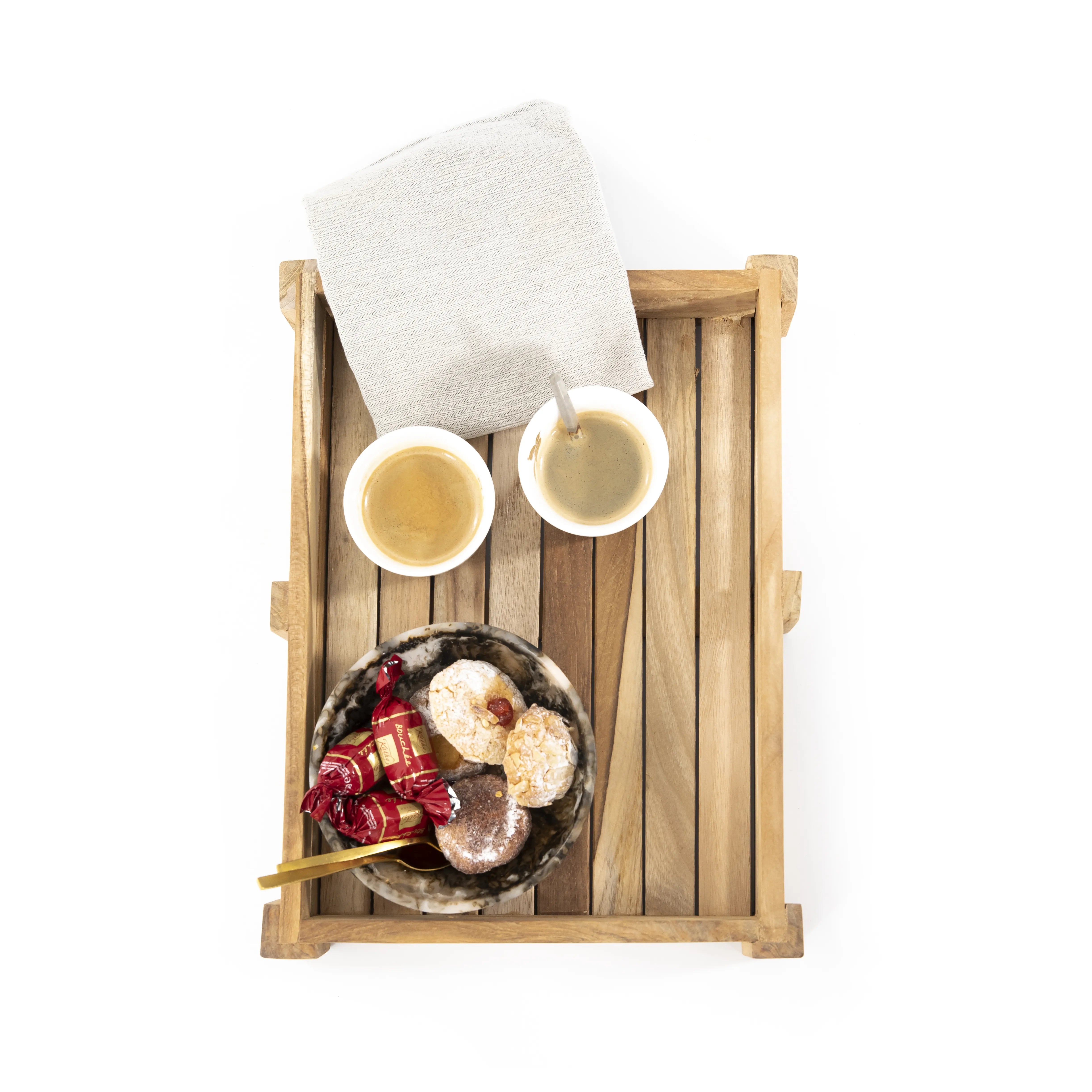 Teakhouten dienblad met kopjes koffie, schaal en eten op stijlvol serveerblad.