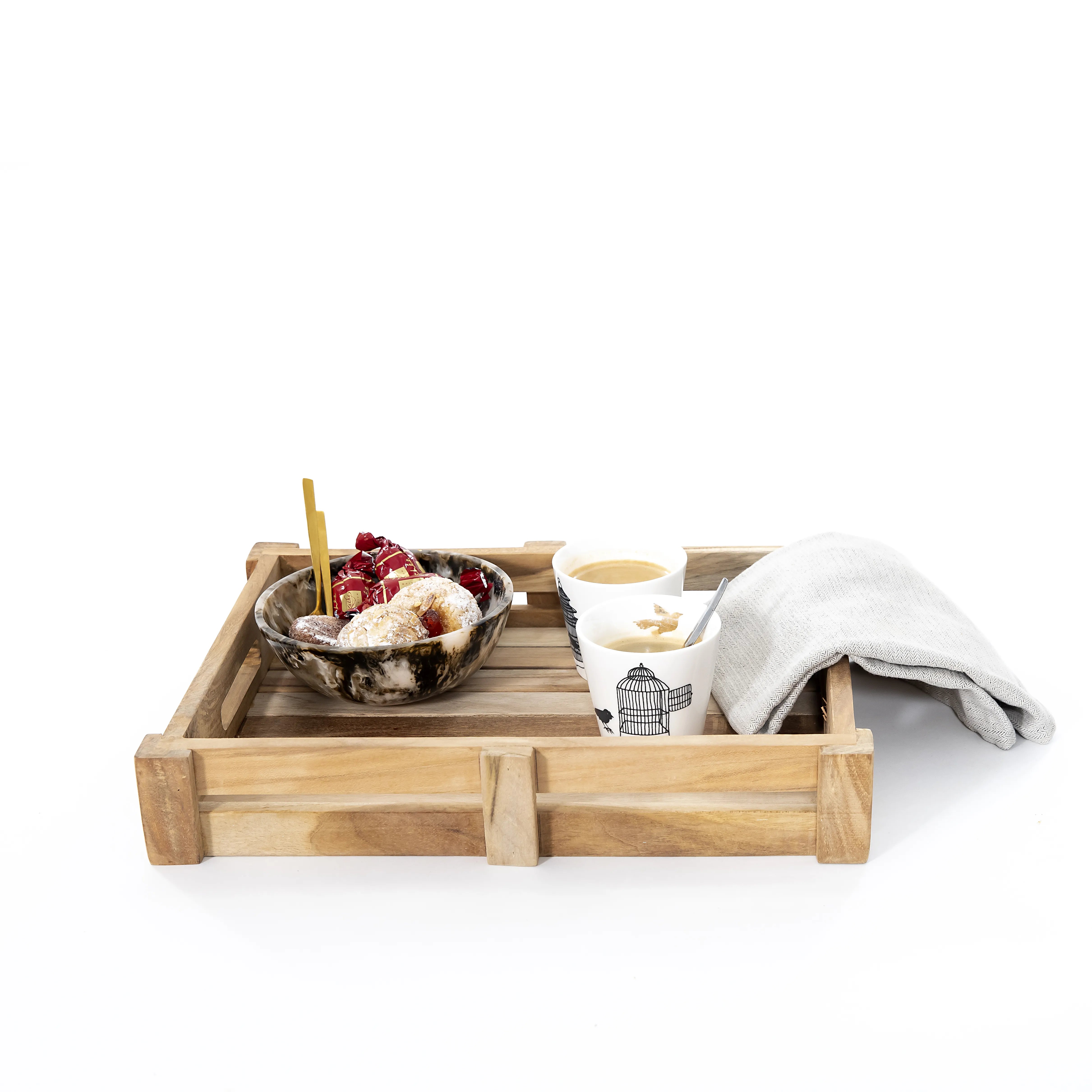 Massief teakhouten dienblad met servies en doek, ideaal voor ontbijt op bed.