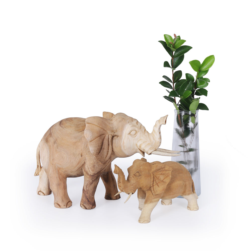 Elphas Large houten olifant decoratiebeeld samen met een kleinere houten olifant in interieursetting