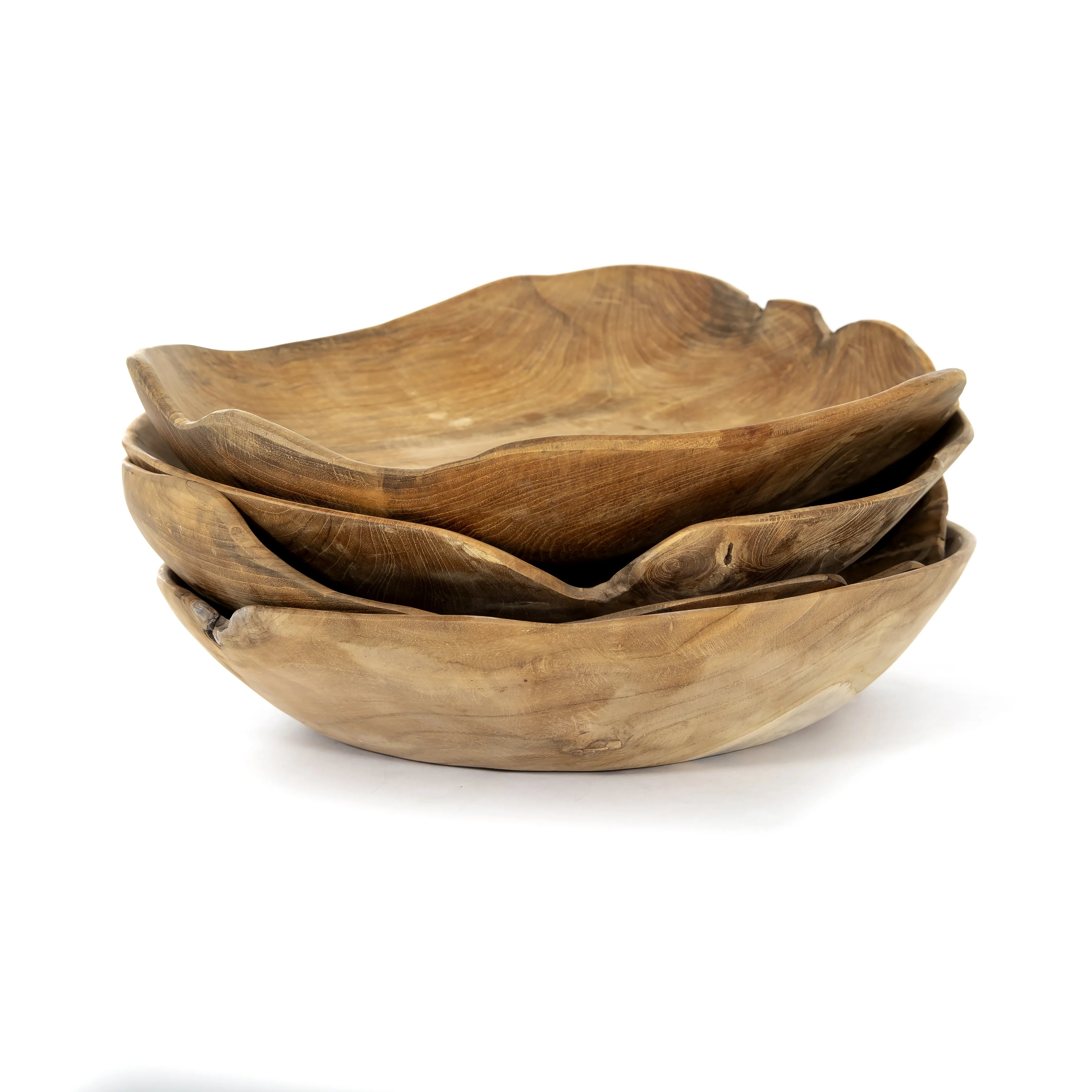 Teakhouten Madura fruitschalen, 30 cm in diameter, gestapeld. De schalen tonen verschillende vormen met onregelmatige randen en natuurlijke houtpatronen.