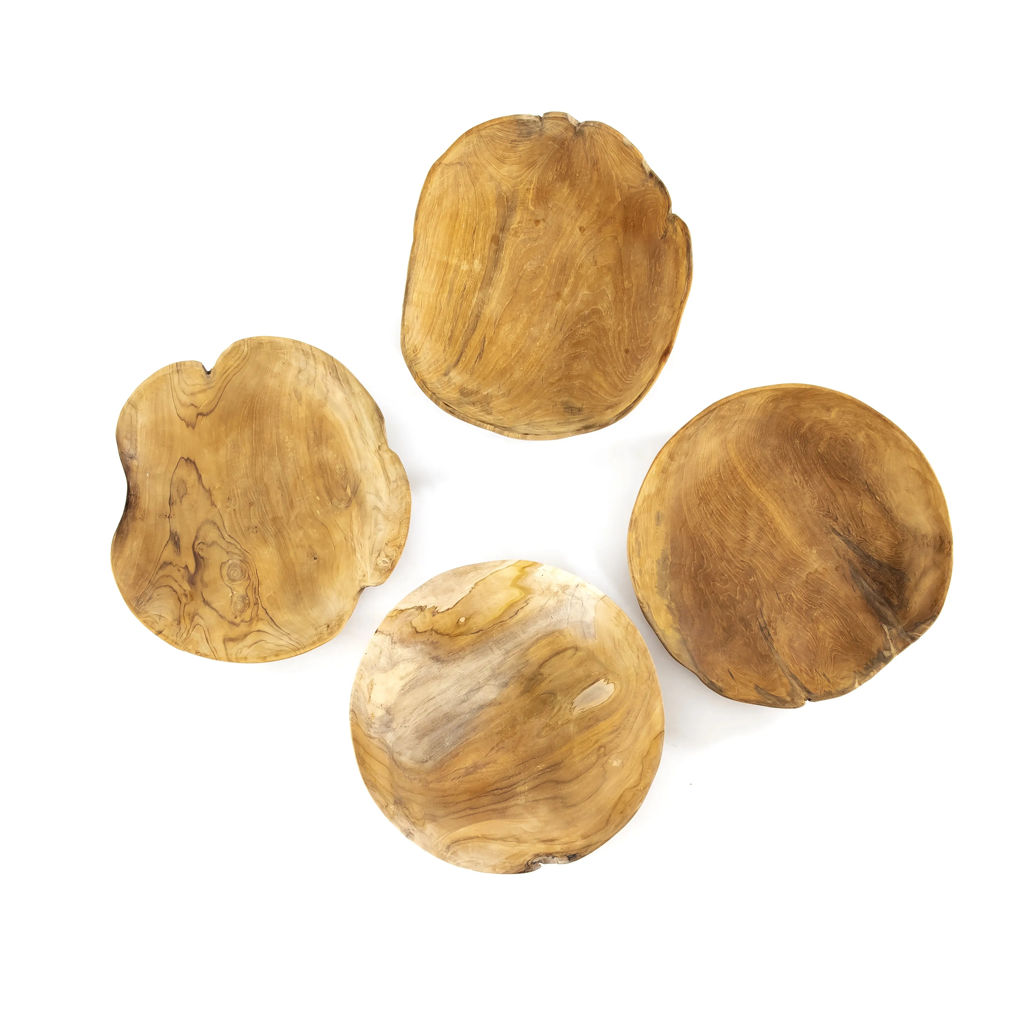 Meerdere kleine Madura fruitschalen, 30 cm in diameter, gestapeld. Elke schaal heeft een onregelmatige rand en een uniek houtpatroon, handgemaakt uit teakhout.