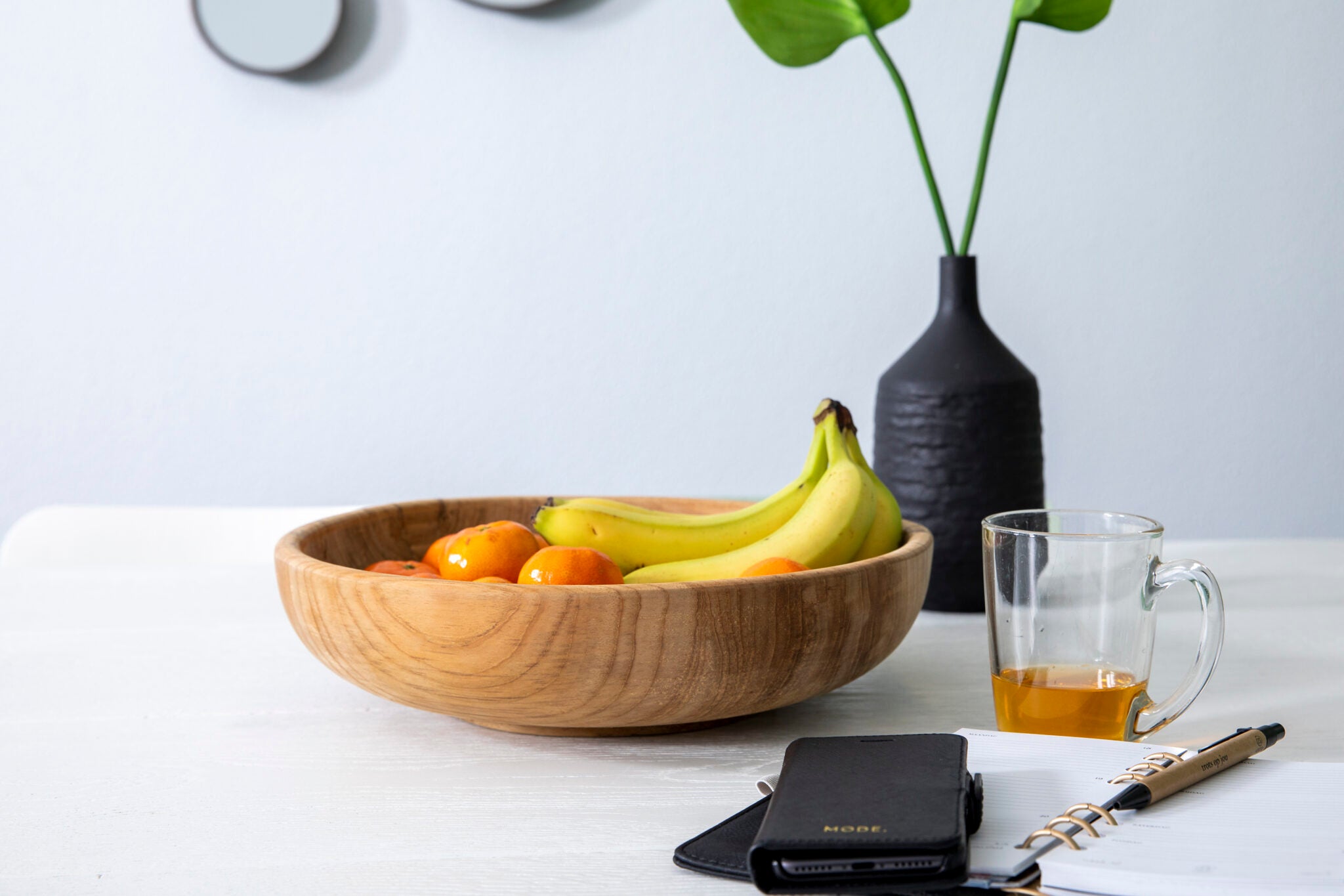 Fruitschaal van teakhout met fruit, gemaakt van hoogwaardig Indonesisch teak door Tall Men Standing.