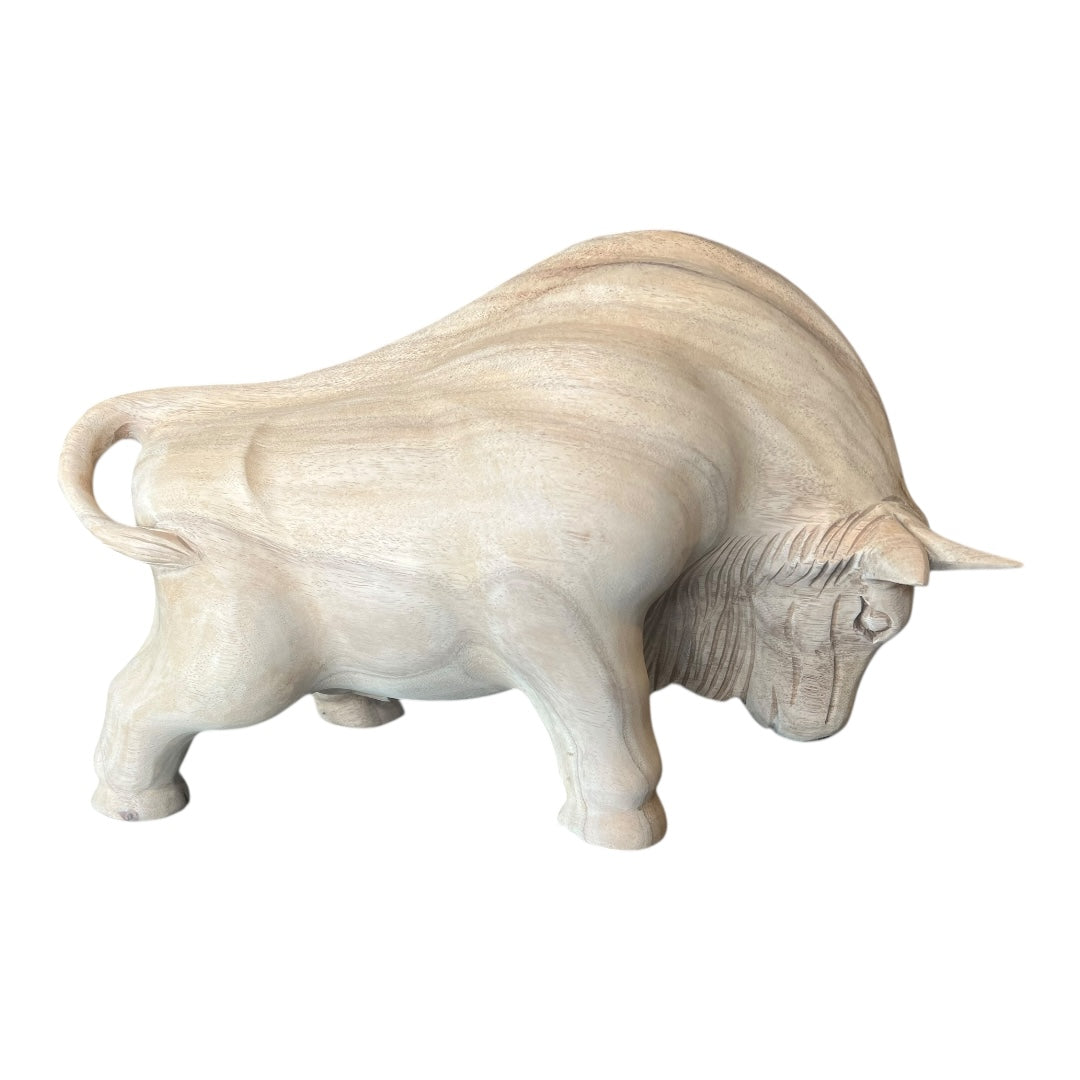 Houten stier met de hand gekerfd zijaanzicht