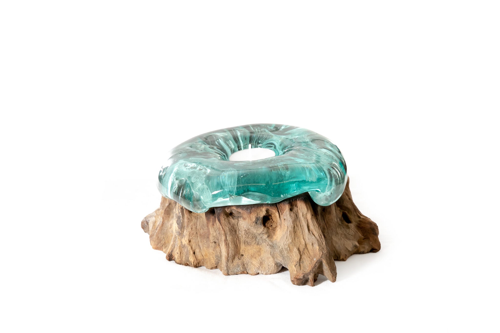 Robuuste teak kaarsenhouder met gekleurd glas, natuurlijke boomstronk basis.