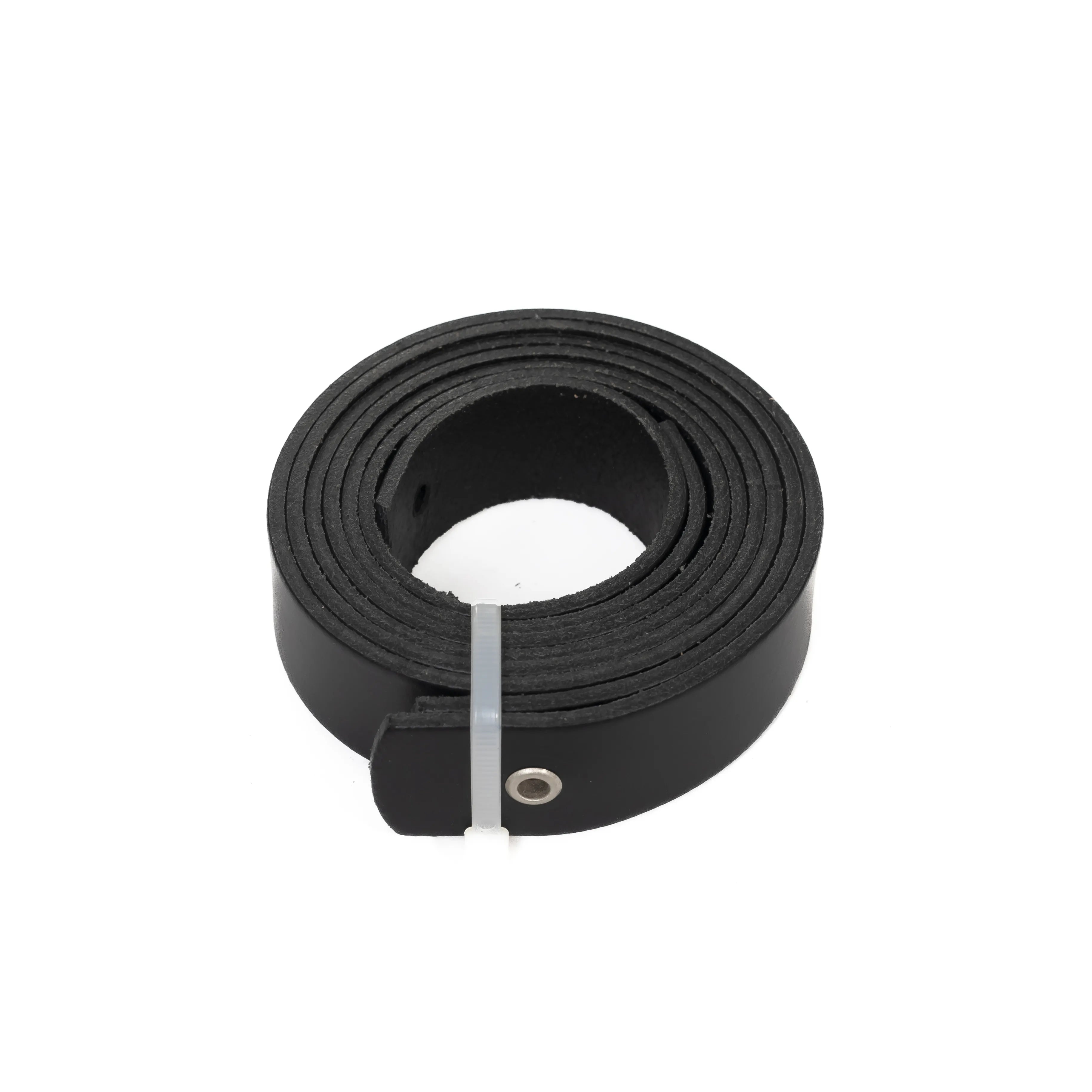 Close-up van zwarte leren plankband met metalen bevestigingsoog.