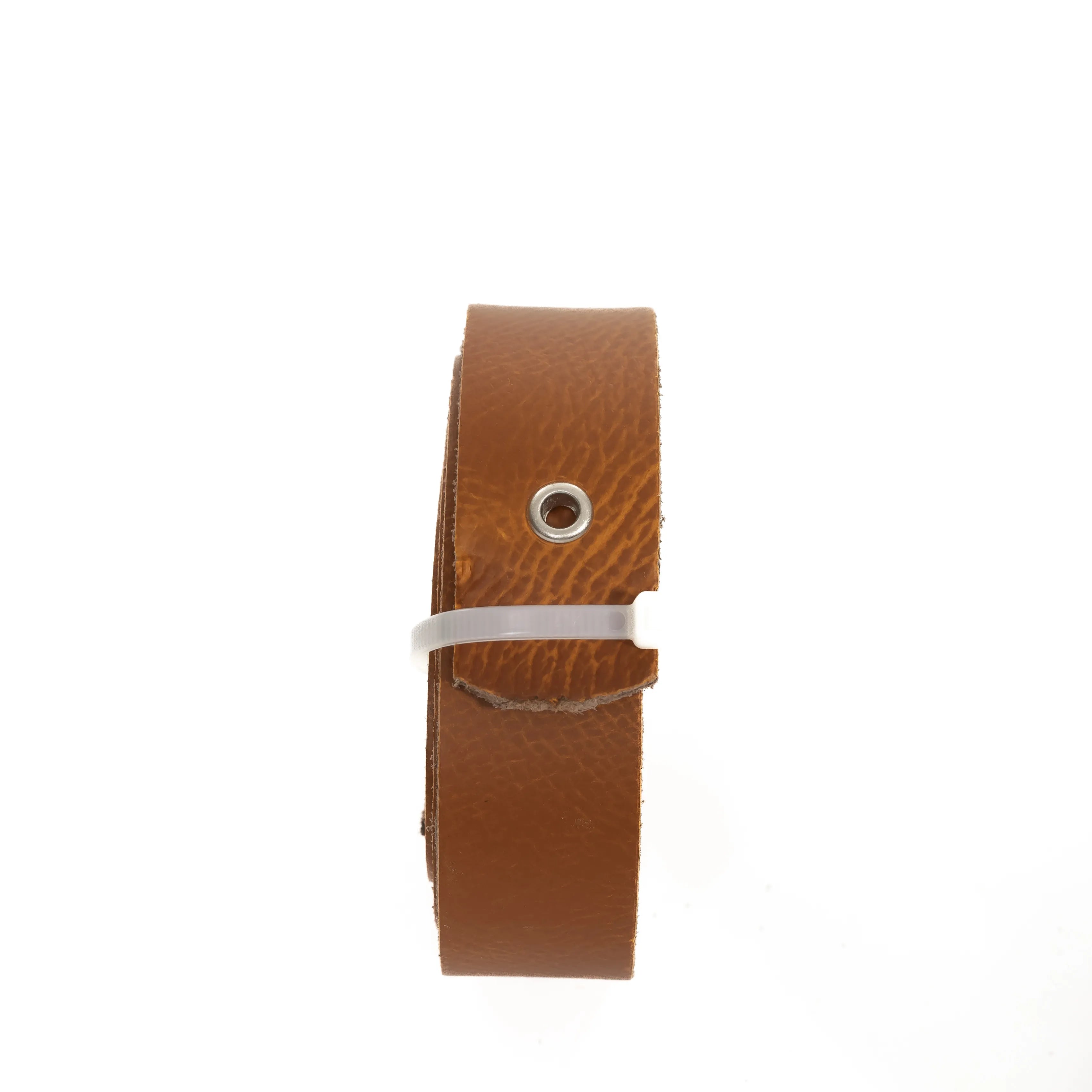 Close-up van bruine leren plankband met metalen bevestigingsoog.