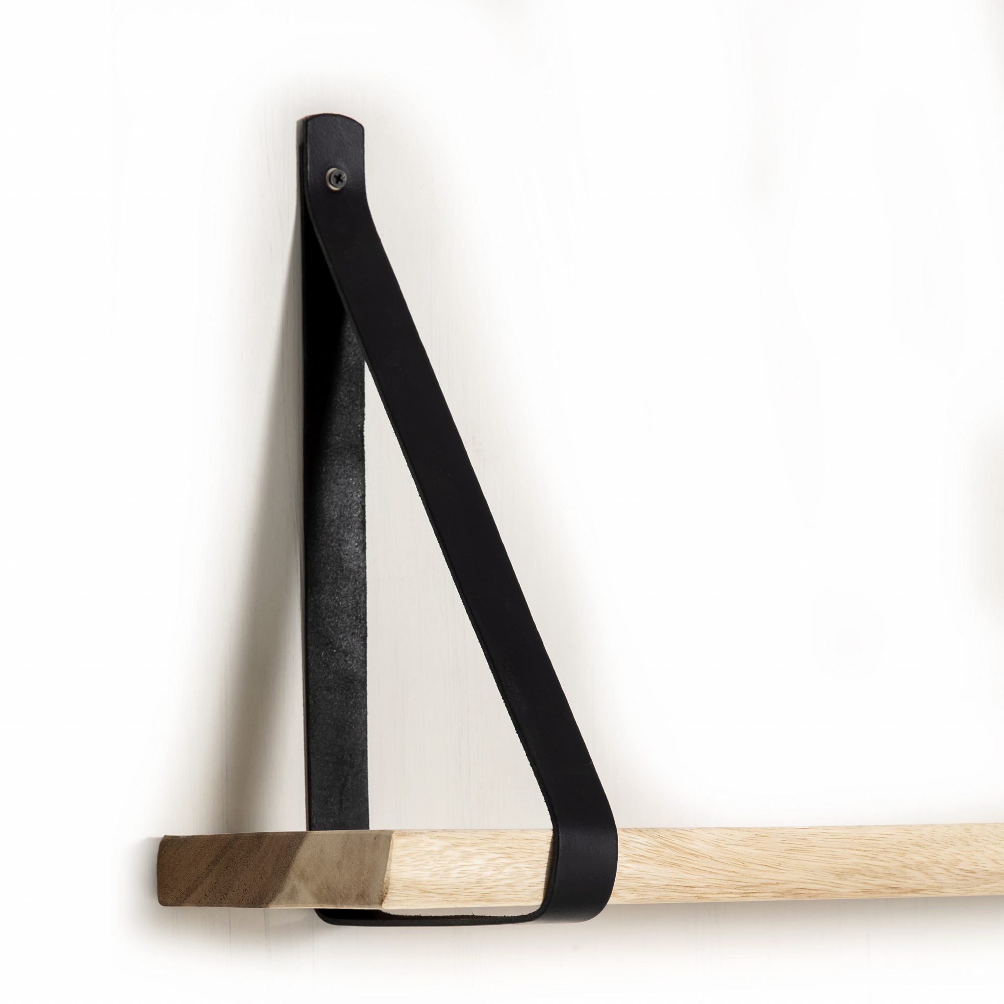 Detailfoto van linkerkant van de houten wandplank met zwarte plankdragers