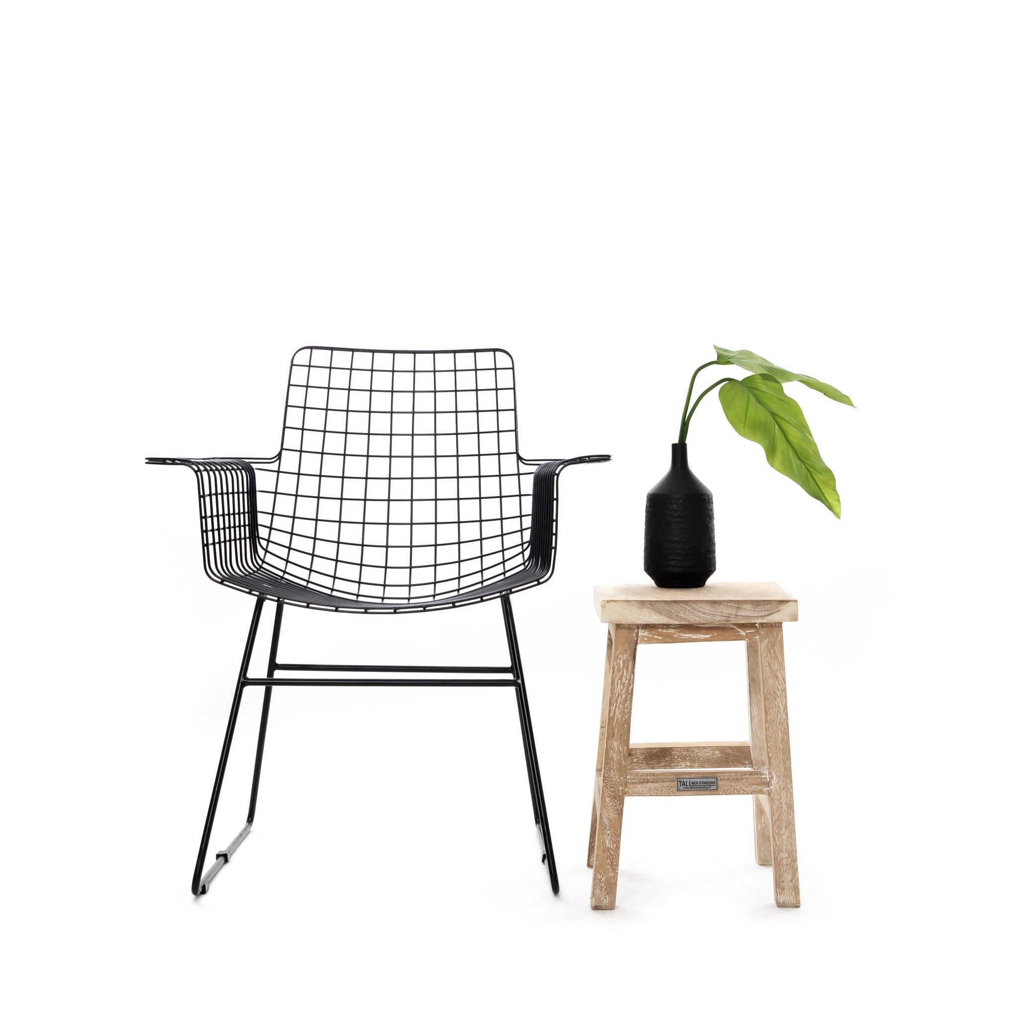 Mantili kruk hardhout met vaas en stoel als decoratie