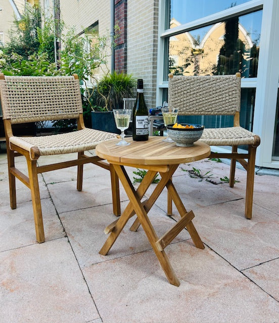 Picknicktafeltje met stoelen in de tuin