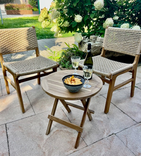 Picknicktafeltje in de tuin met zonlicht en twee stoelen