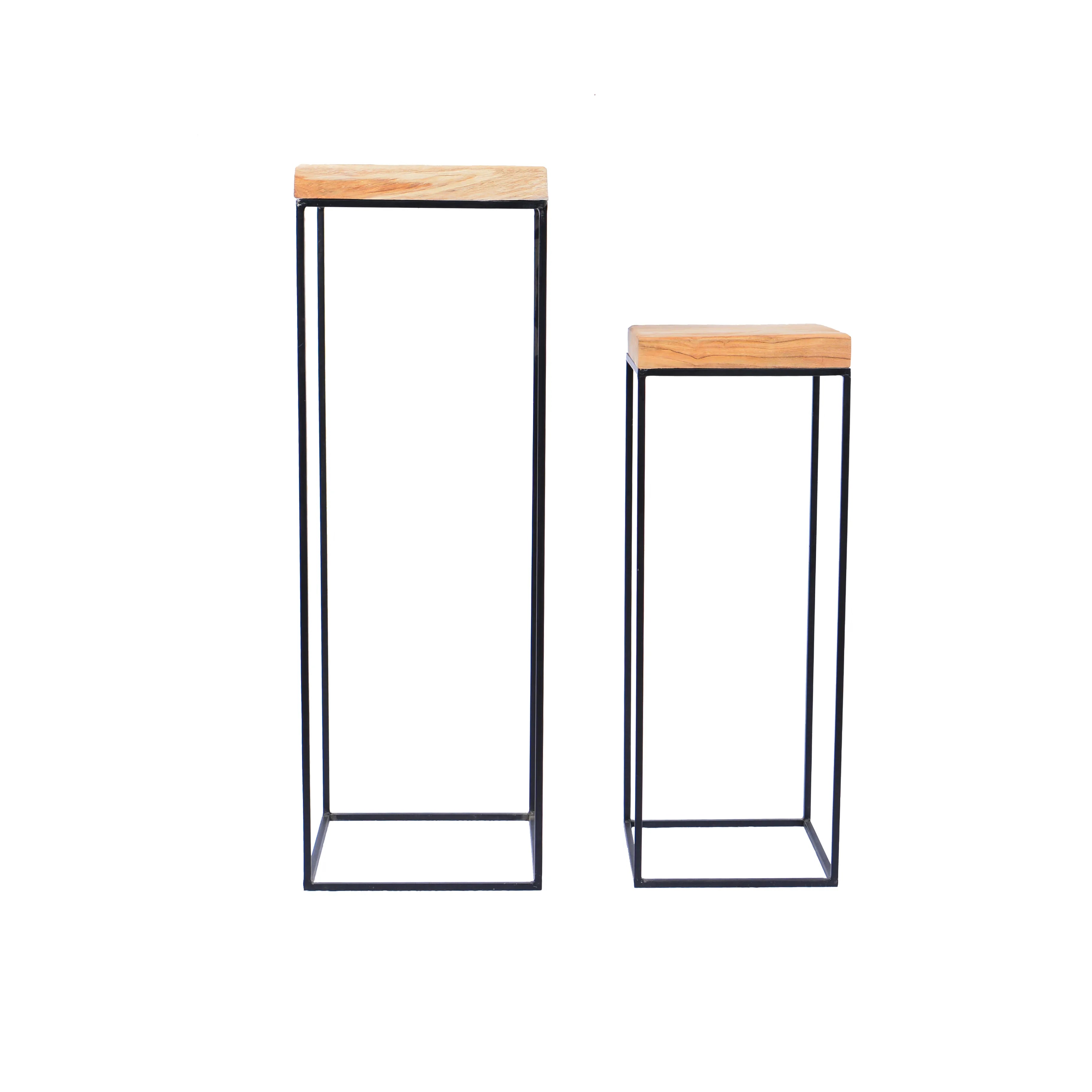 Set vierkante plantentafels met teak blad en zwart metalen frame.