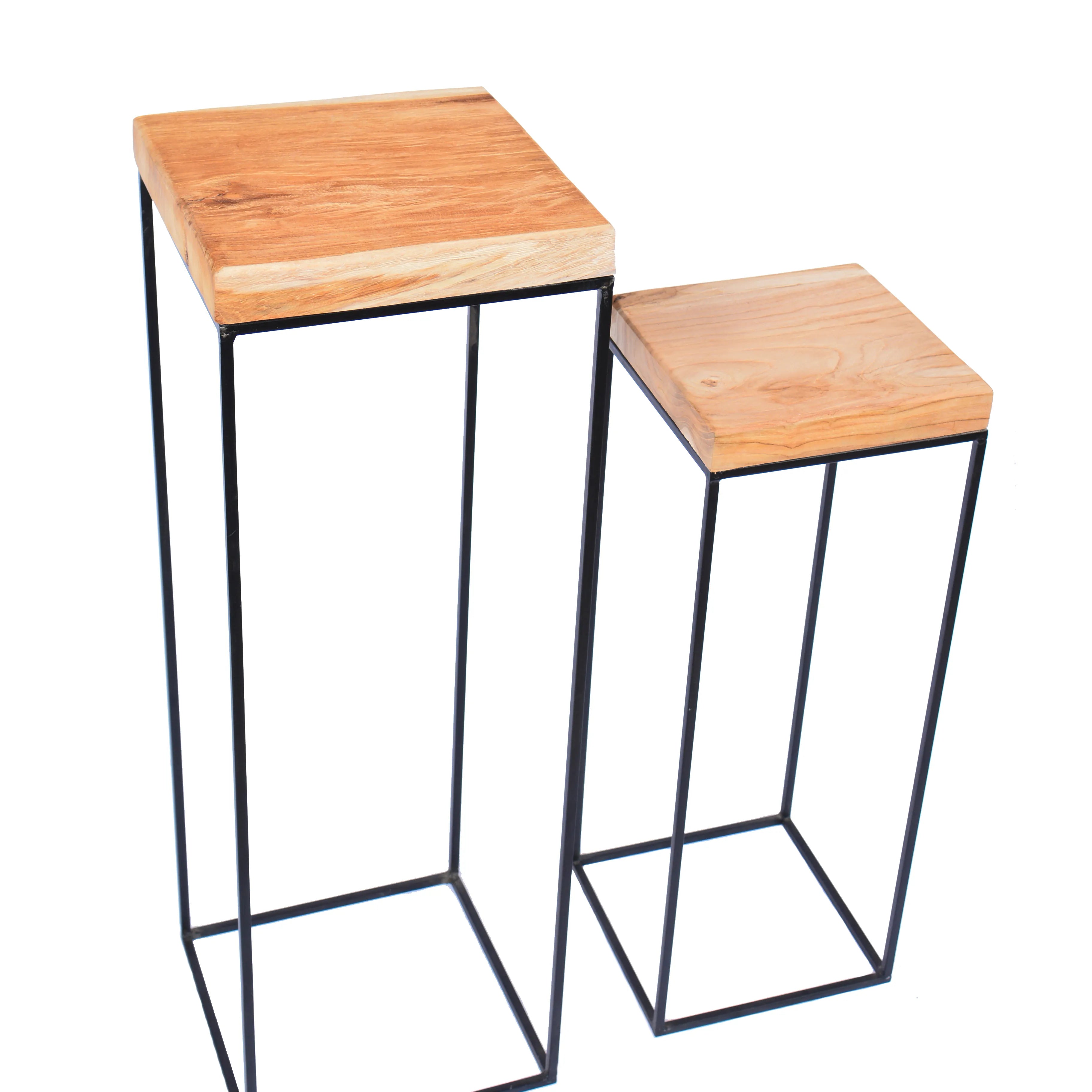 Vierkante bijzettafels van gerecycled teak met minimalistisch zwart frame.