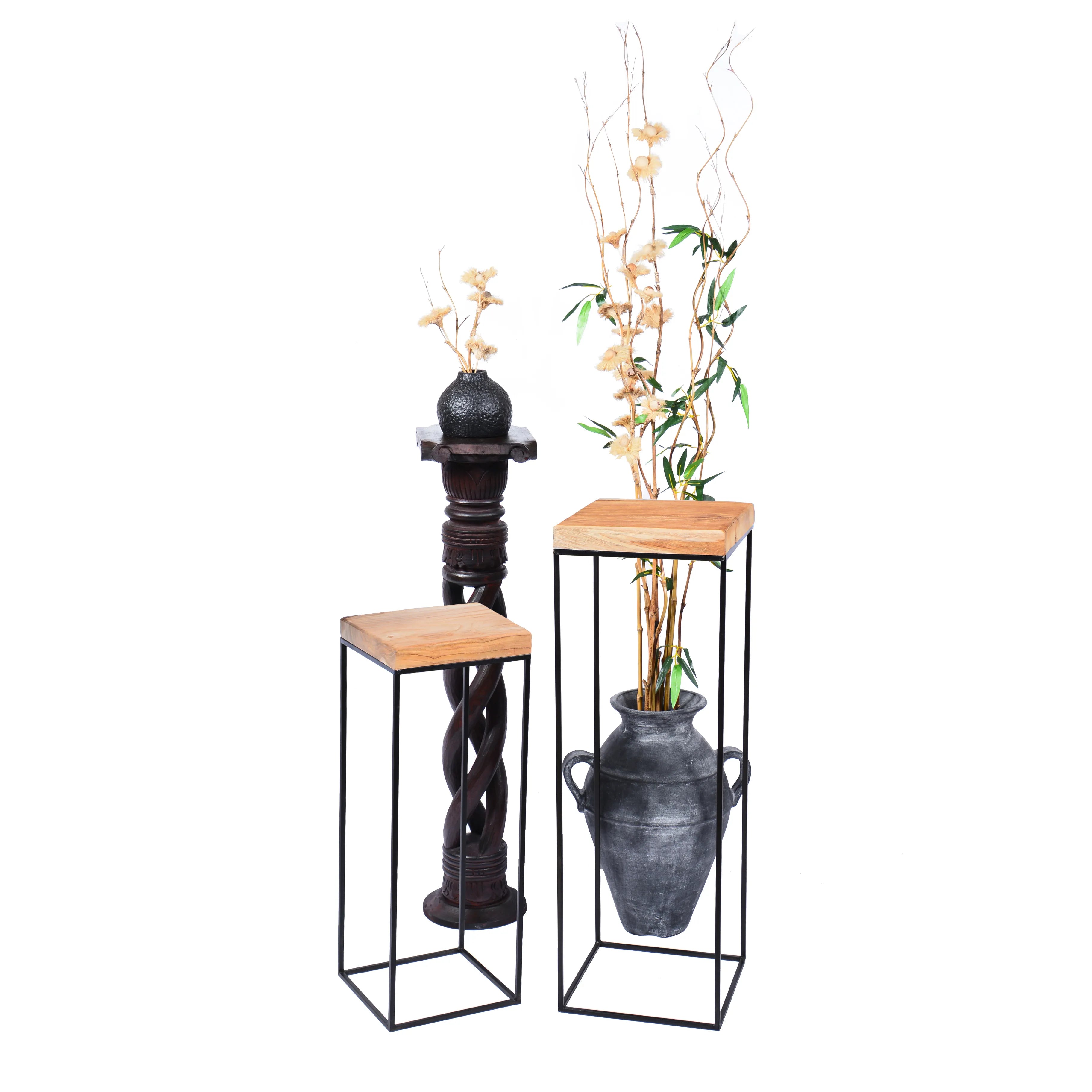 Teakhouten plantentafels als bijzettafel met vaas en woonaccessoires.