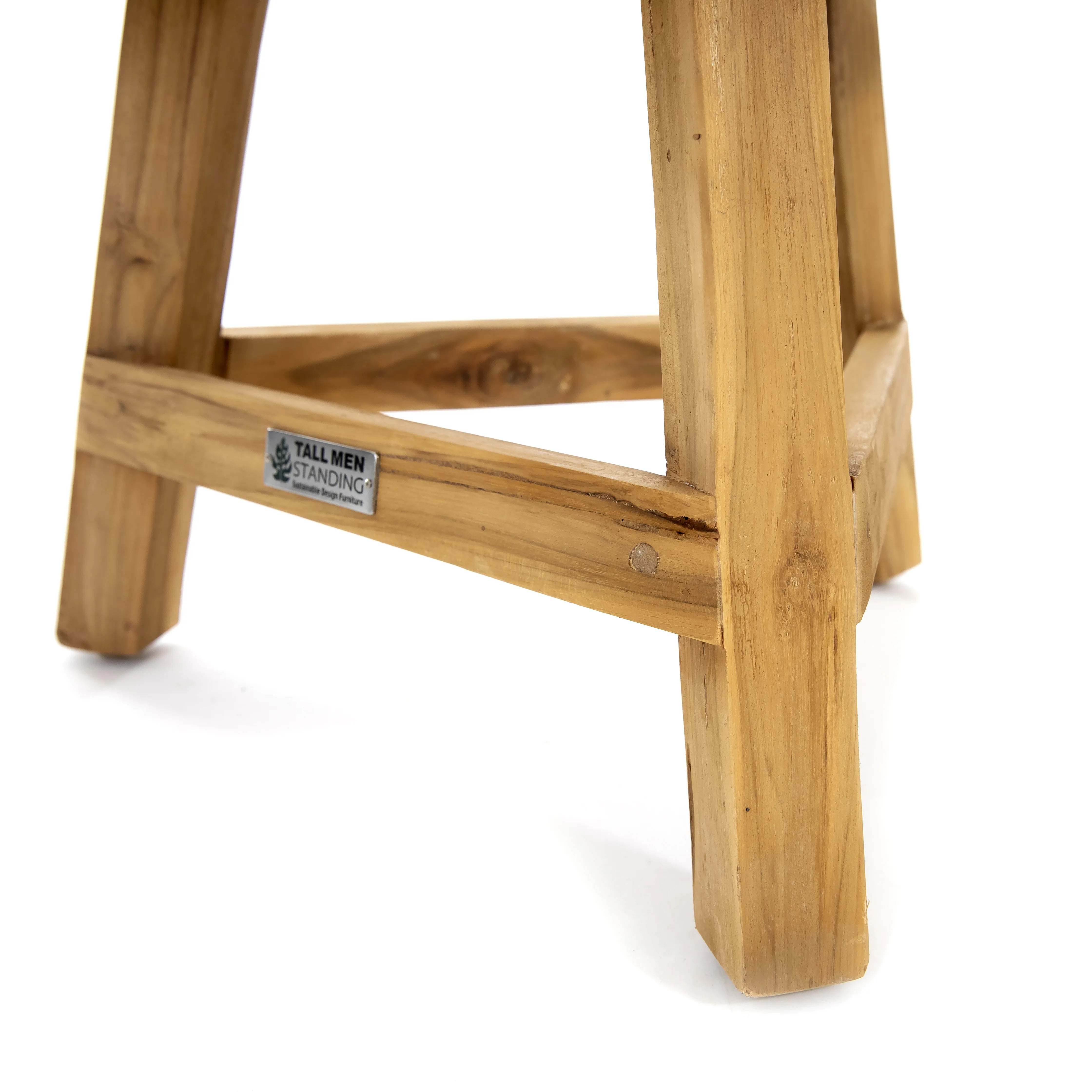 Poten van salontafel gemaakt van teakhout met logo van Tall Men Standing