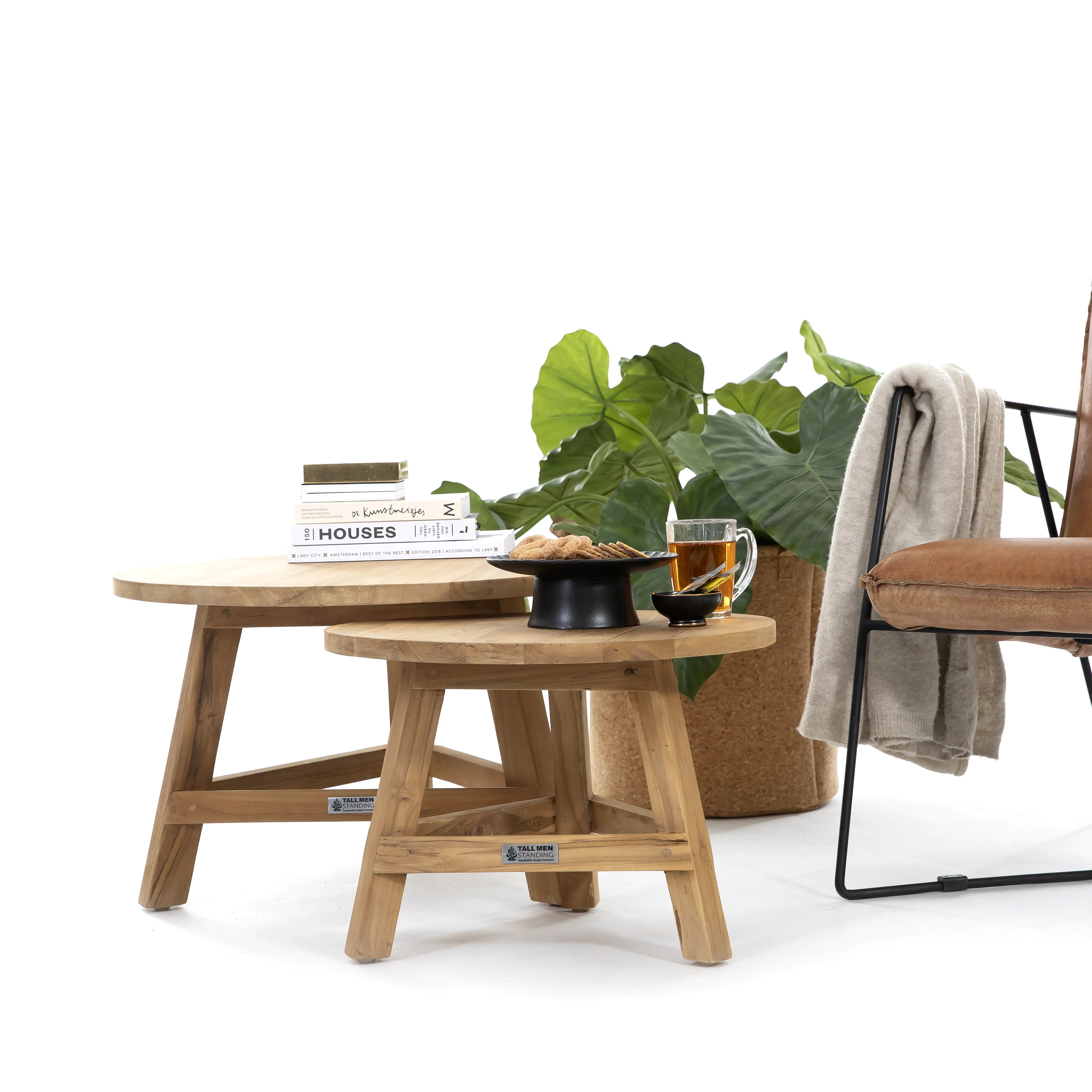foto van set salontafels gemaakt van teakhout met het logo van Tall Men Standing en verschillende producten op en om de salontafels