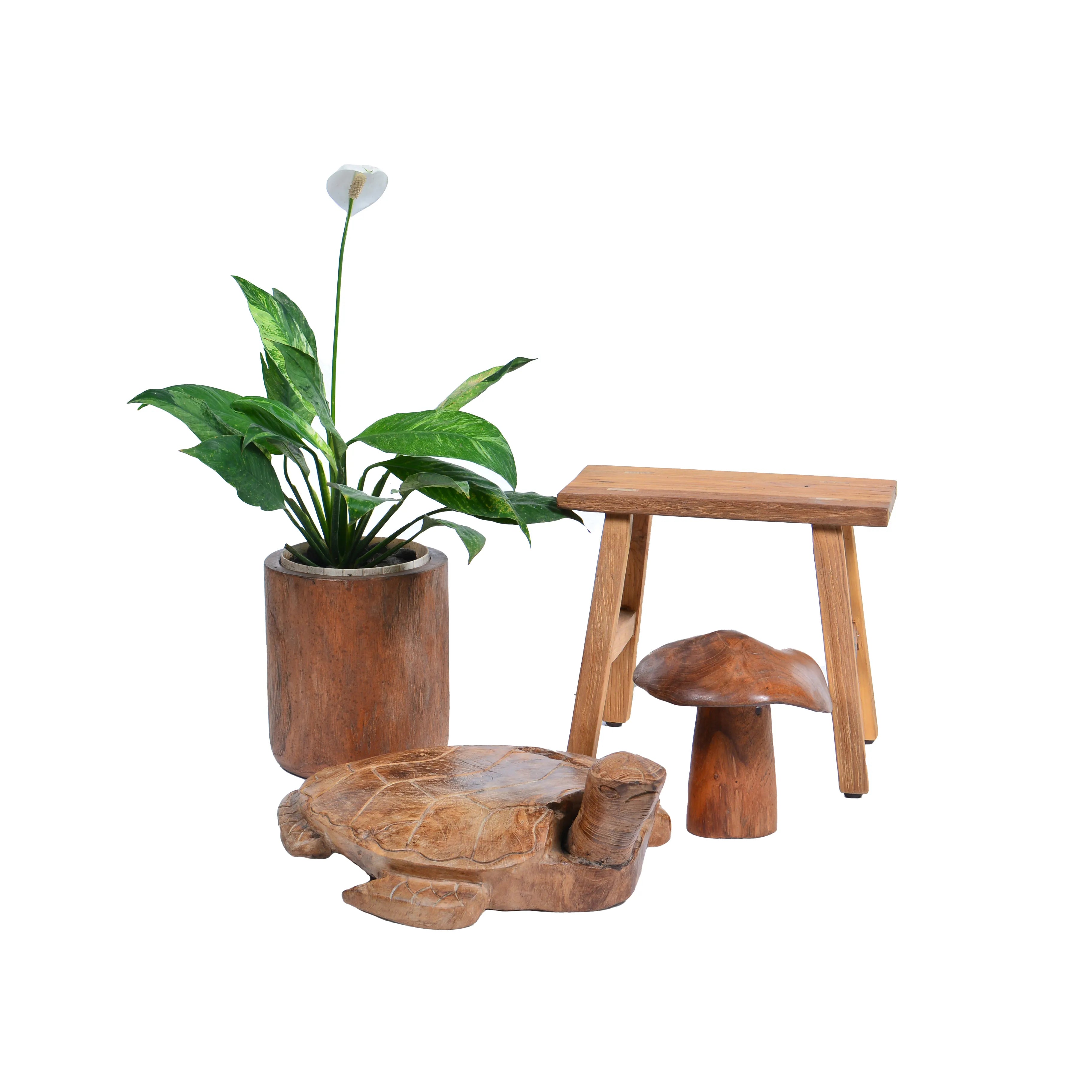 Schildpad van teakhout met andere producten van Tall Men Standing