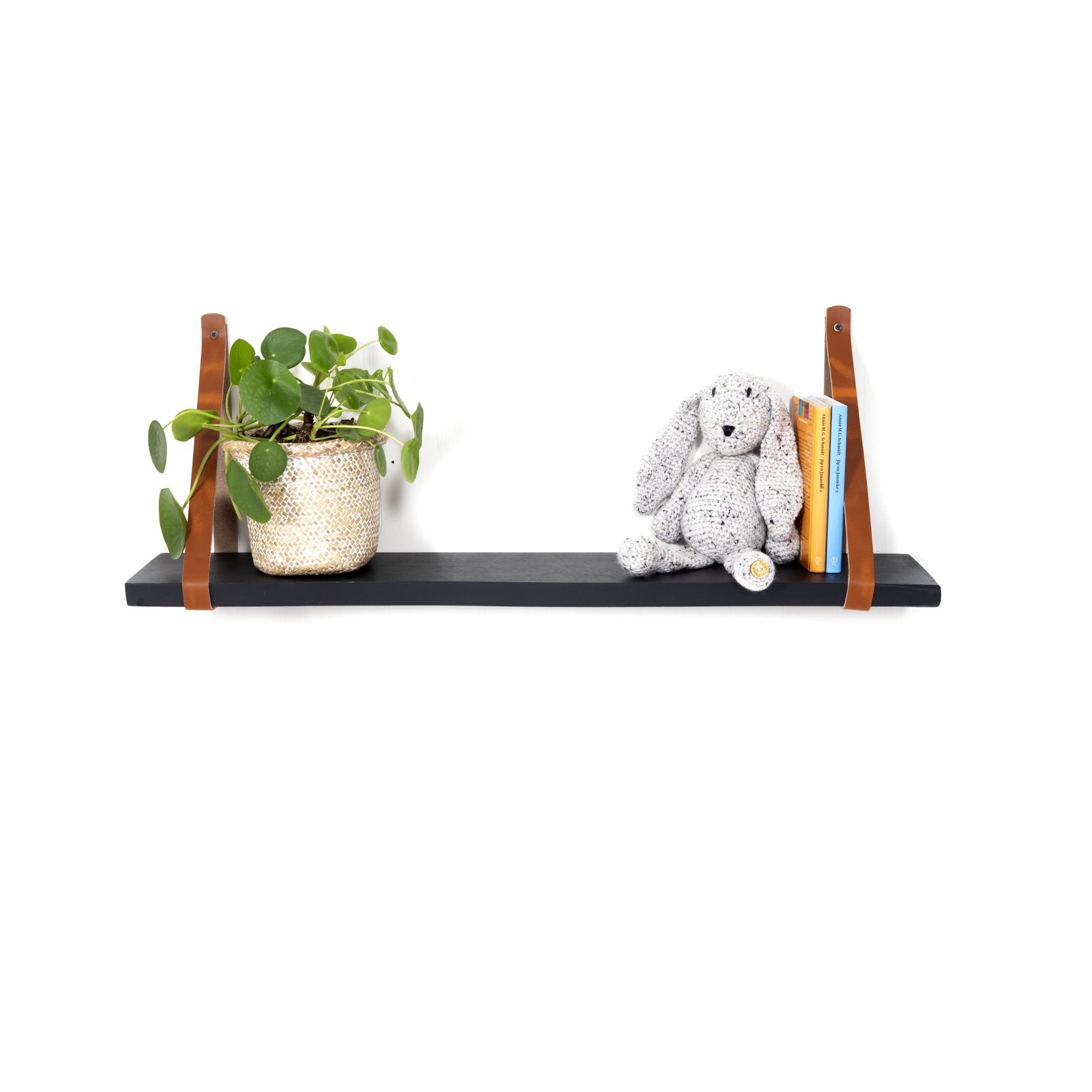 Zwarte teakhouten plank met accessoires vastgemaakt met leren bruine plankdragers