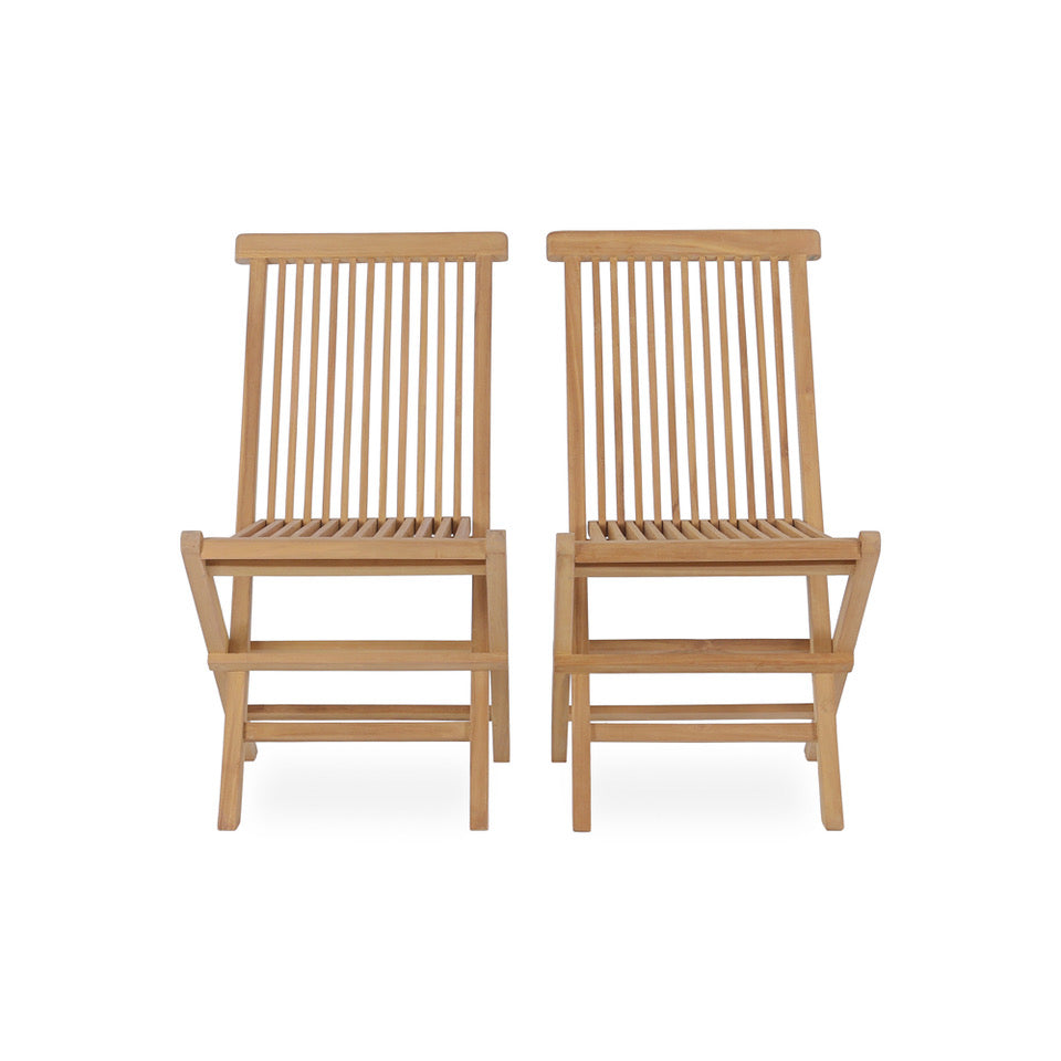 Set van twee teakhouten stoelen naast elkaar vanaf de voorkant