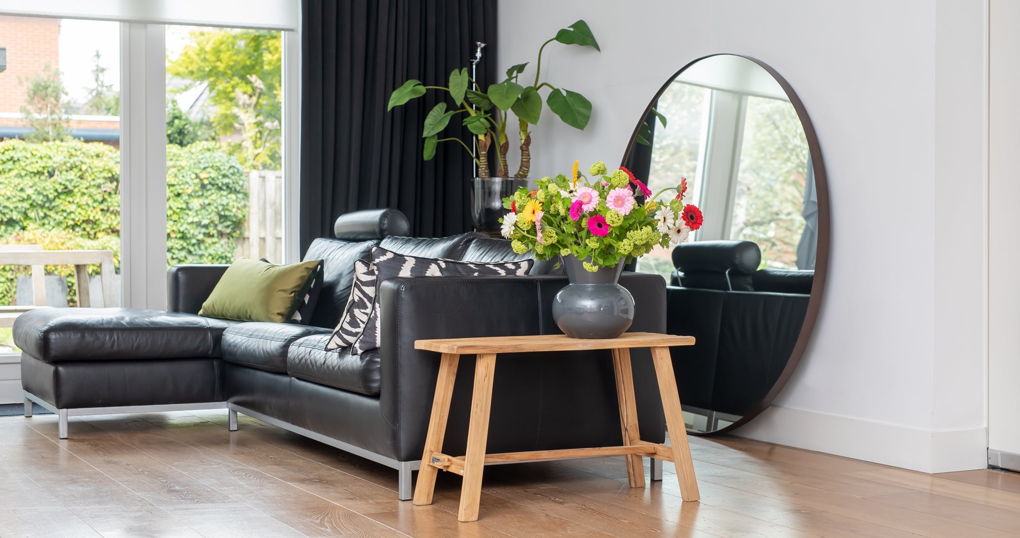 Teakhouten bankje in vintage stijl geplaatst in een woonkamer