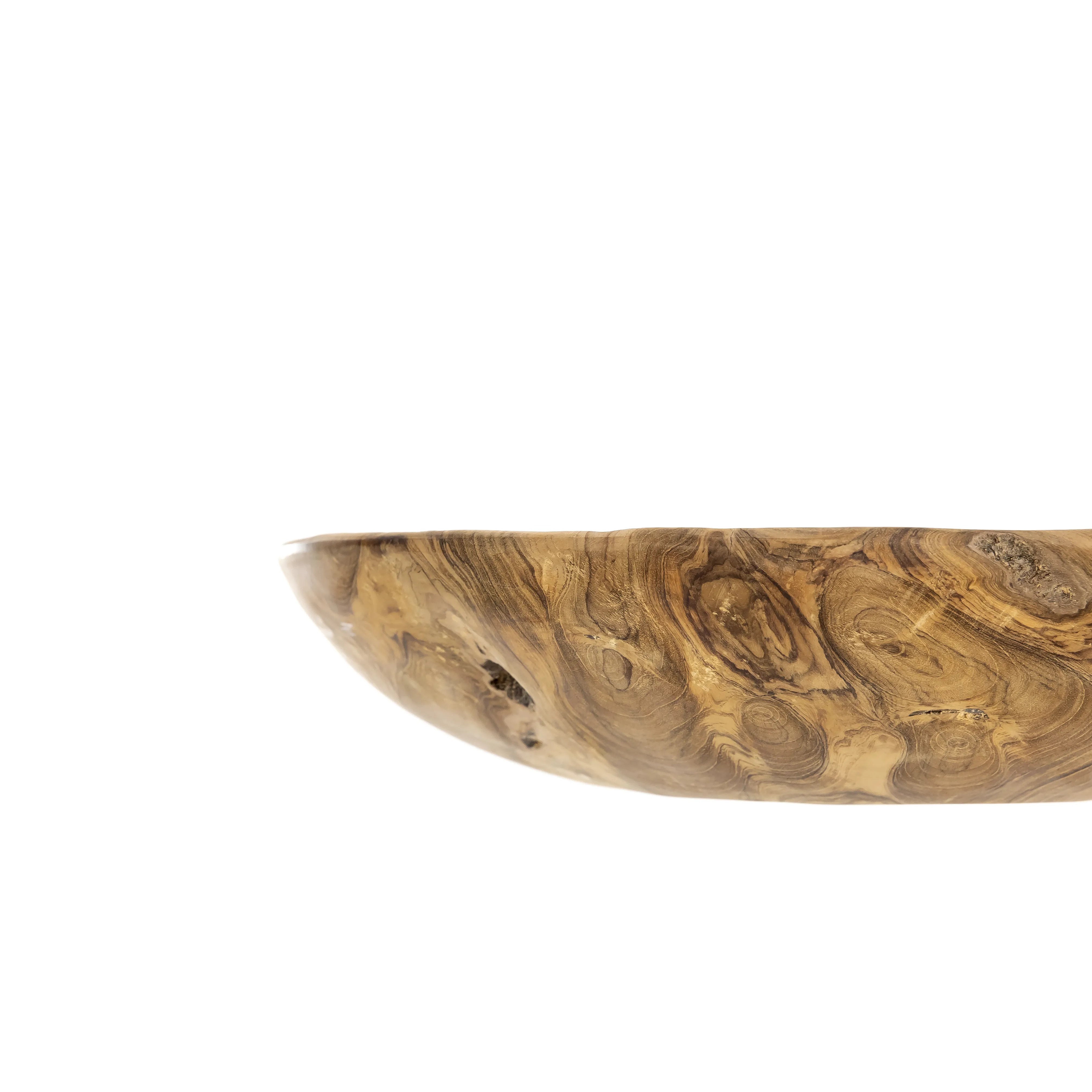 Close-up van de teakhouten Madura fruitschaal, waarbij de details van de onregelmatige rand goed zichtbaar zijn. Het hout heeft een natuurlijke, warme kleur met een subtiele glans.