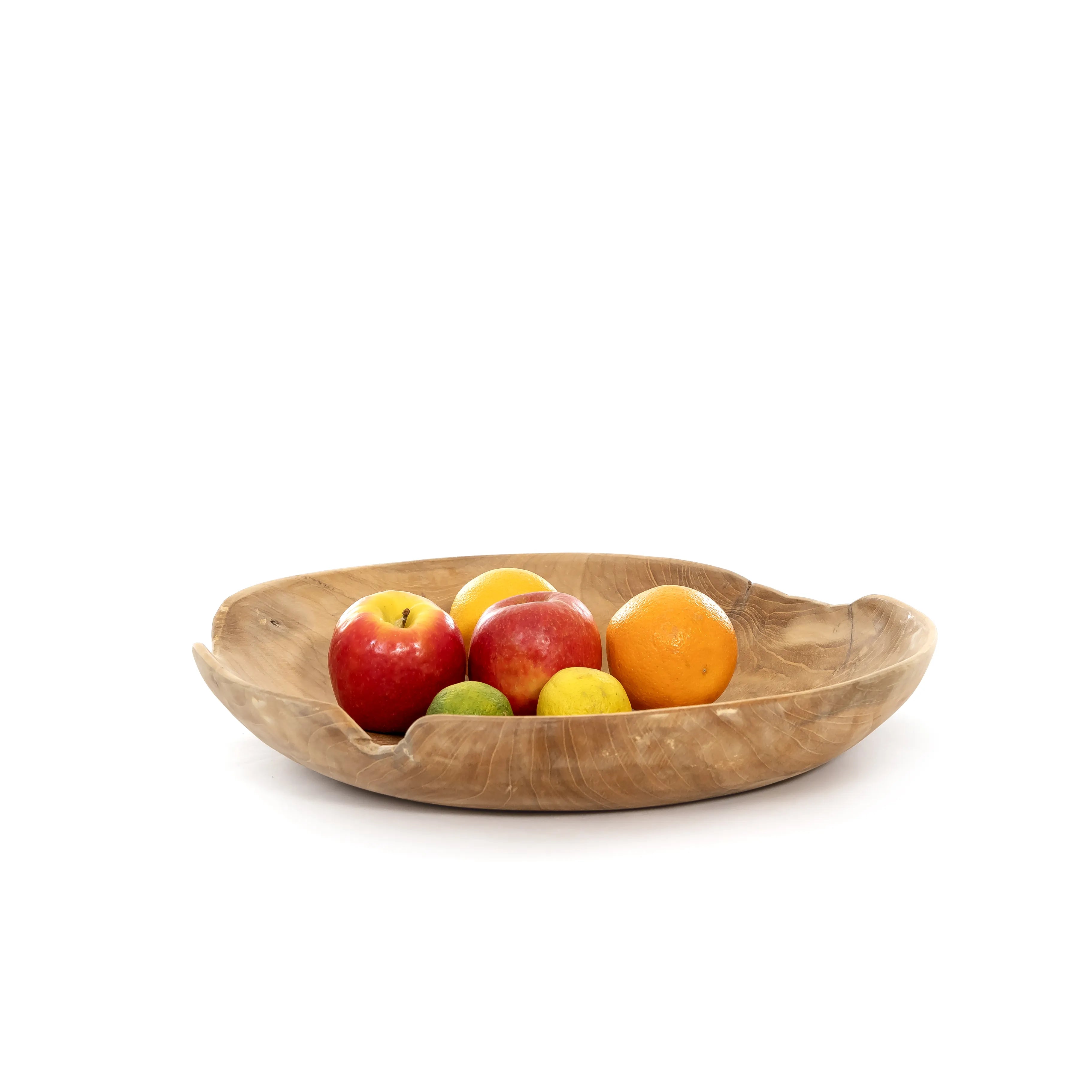 Teakhouten Madura fruitschaal met een selectie fruit, waaronder appels en citroenen. De onregelmatige rand is goed zichtbaar in dit beeld.