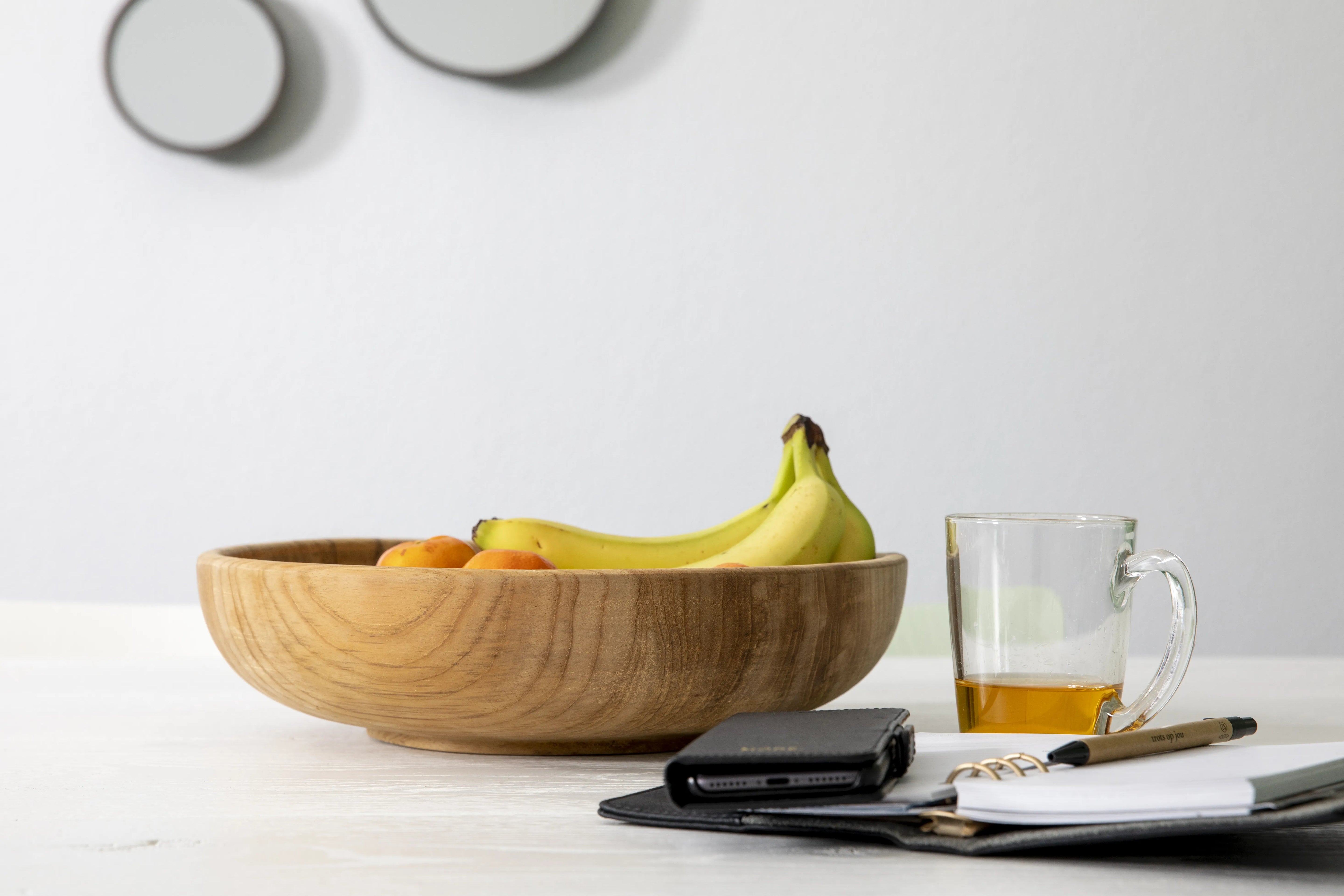 Stijlvolle en duurzame teakhouten fruitschaal van Tall Men Standing, Ø 35 cm. Handgemaakt in Indonesië en perfect voor een natuurgetrouwe, moderne uitstraling gevuld met fruit