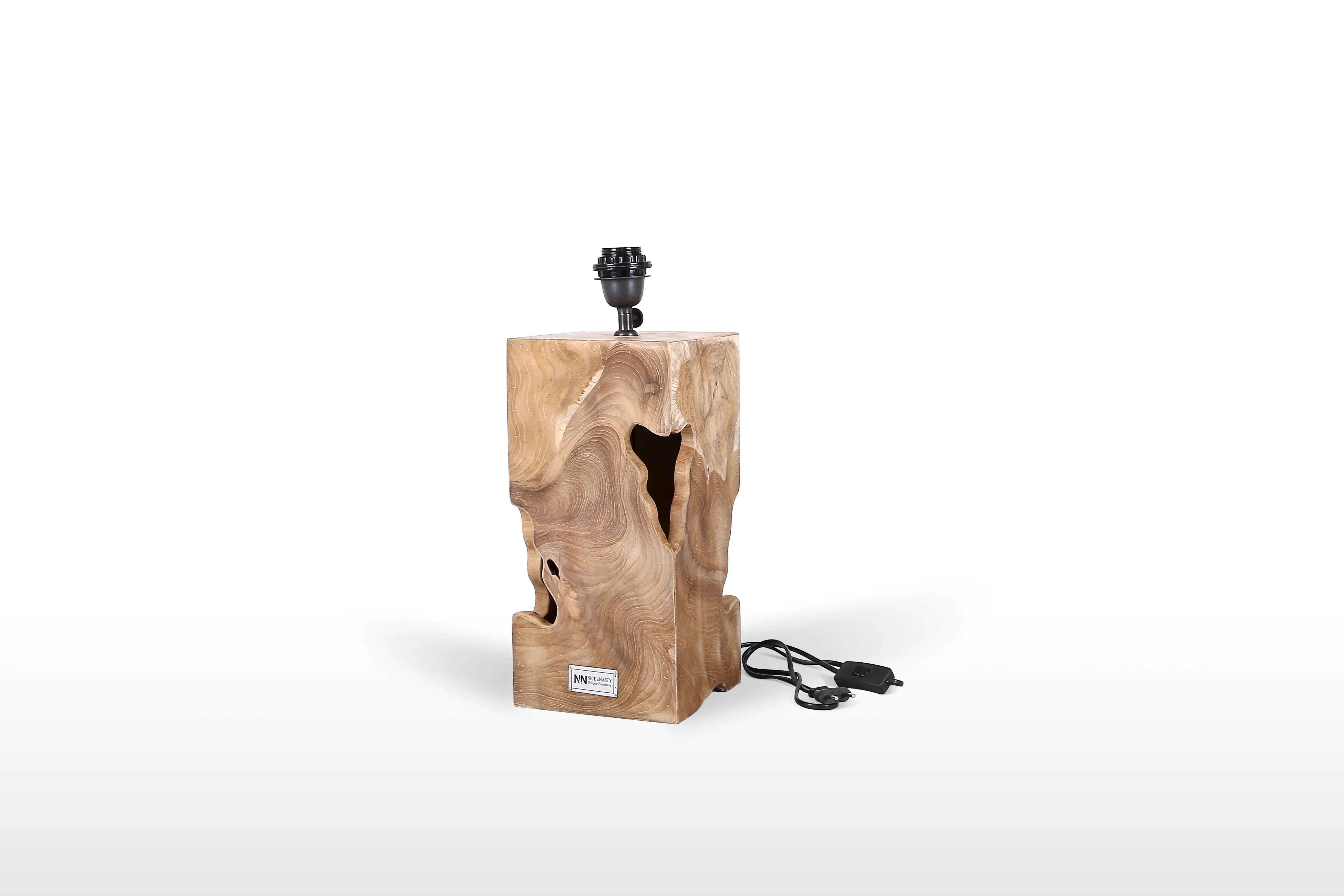 Robuuste lampenvoet van massief teak met natuurlijke houtnerf.