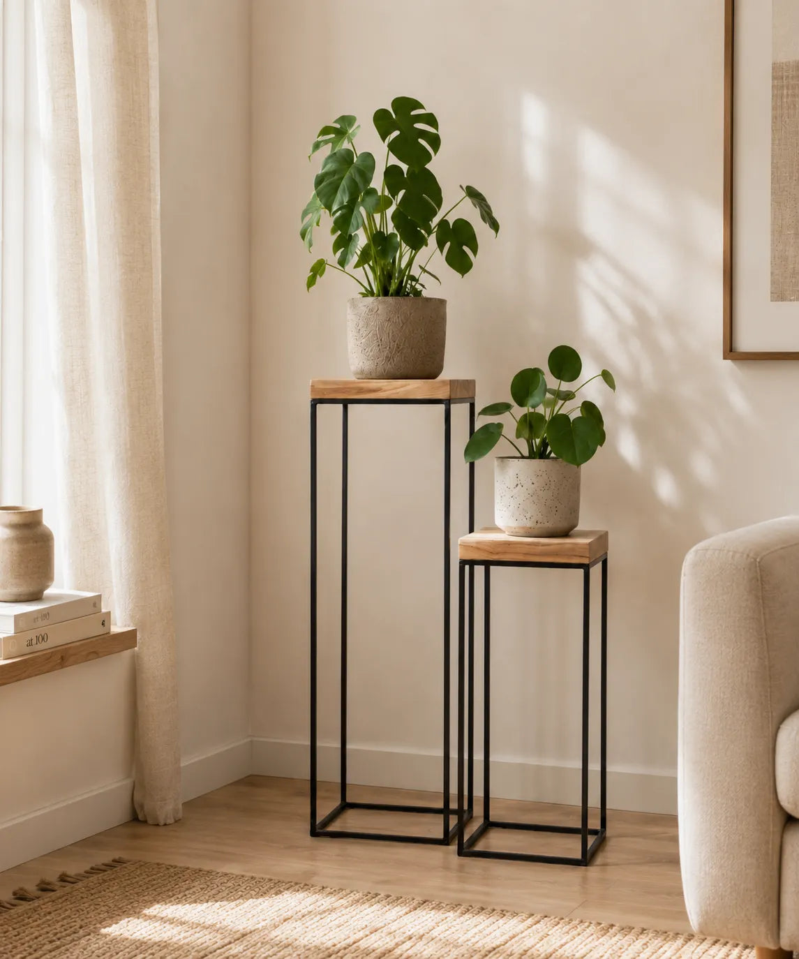 Teakhouten plantentafels twee naast elkaar met beide een plant erop geplaatst in een woonkamer als interieurfoto