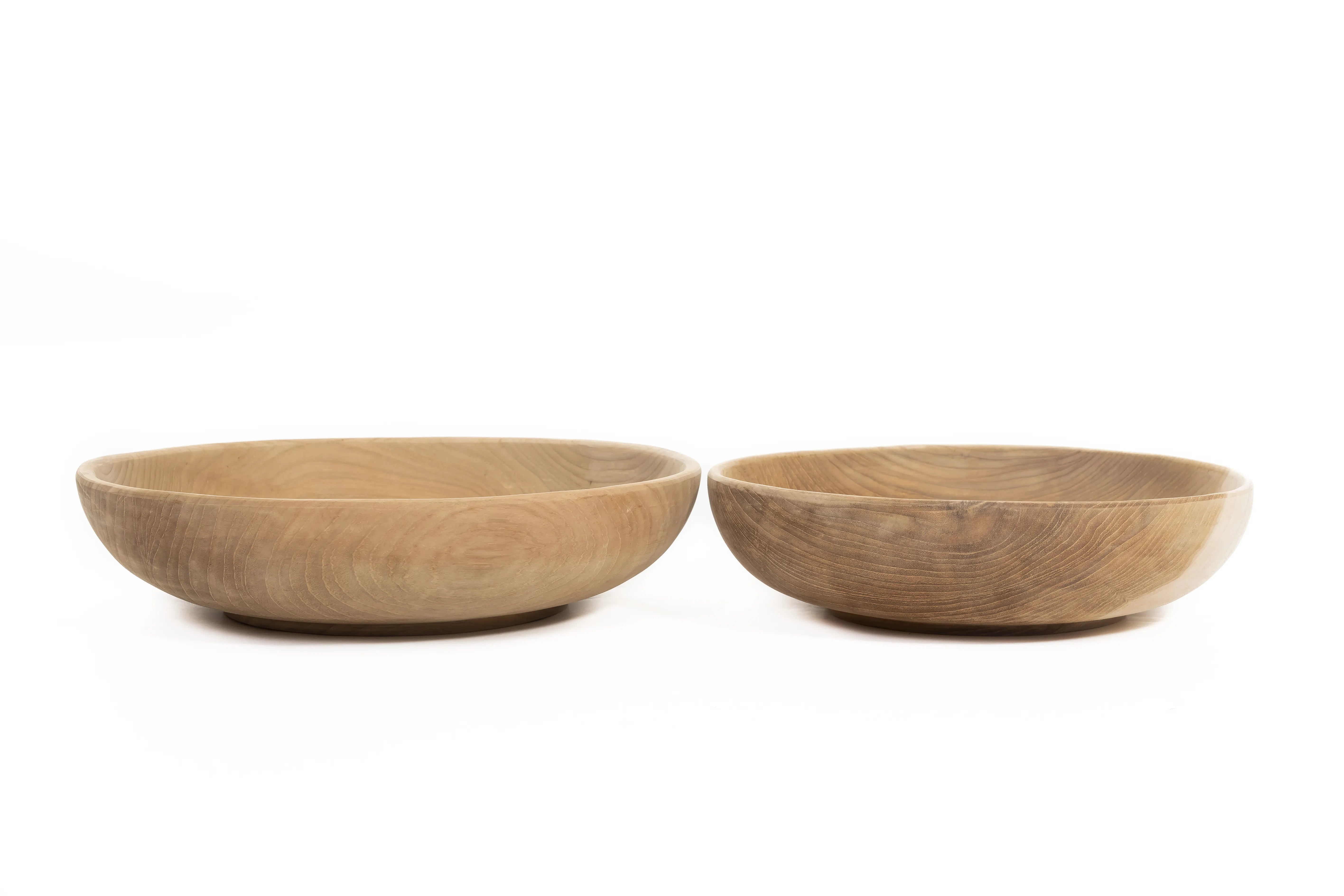 Set van teakhouten fruitschalen naast elkaar en zijaanzicht