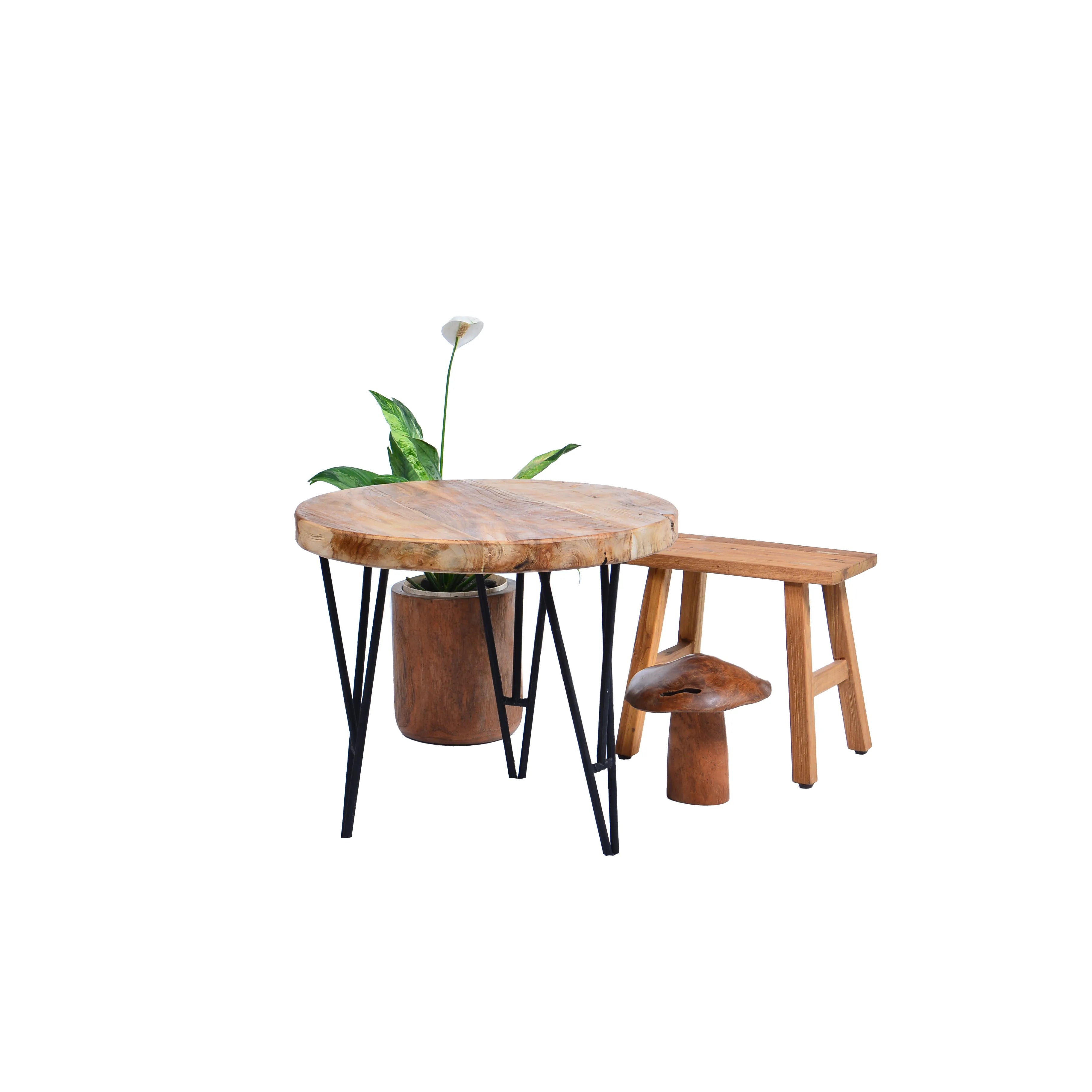 Teakhouten tafeltje van Tall Men Standing met andere teakhouten producten