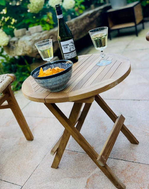 Picknicktafeltje in tuin met chips en wijn