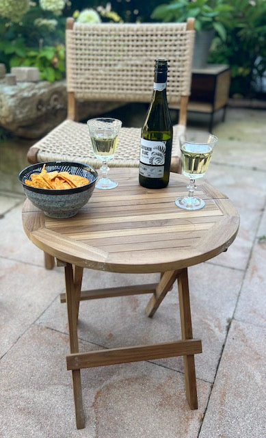 Picknicktafeltje in de tuin vanaf de zijkant met chips en wijn