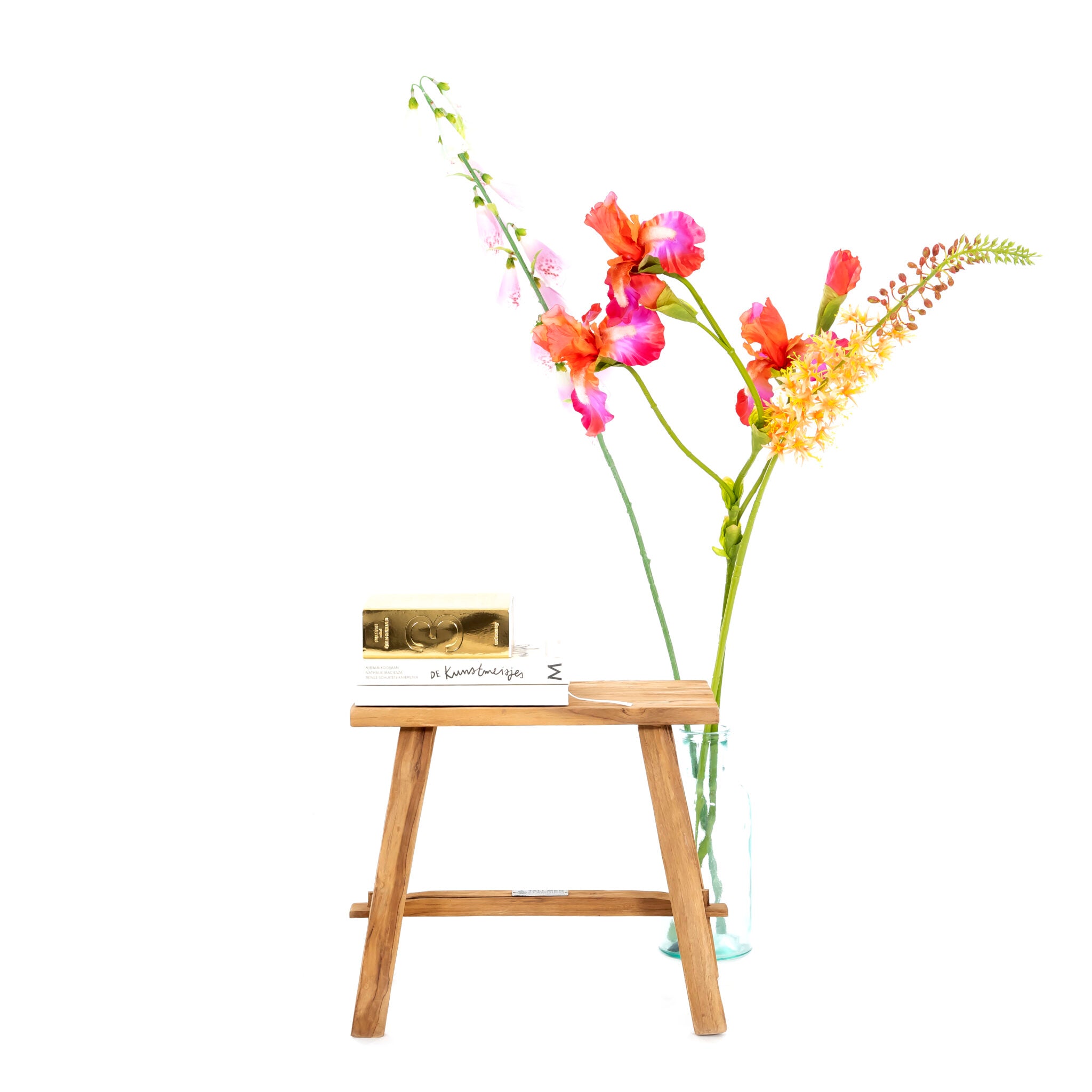 Vintage krukje gemaakt van teakhout als bijzettafel gebruikt met boeken en bloemen