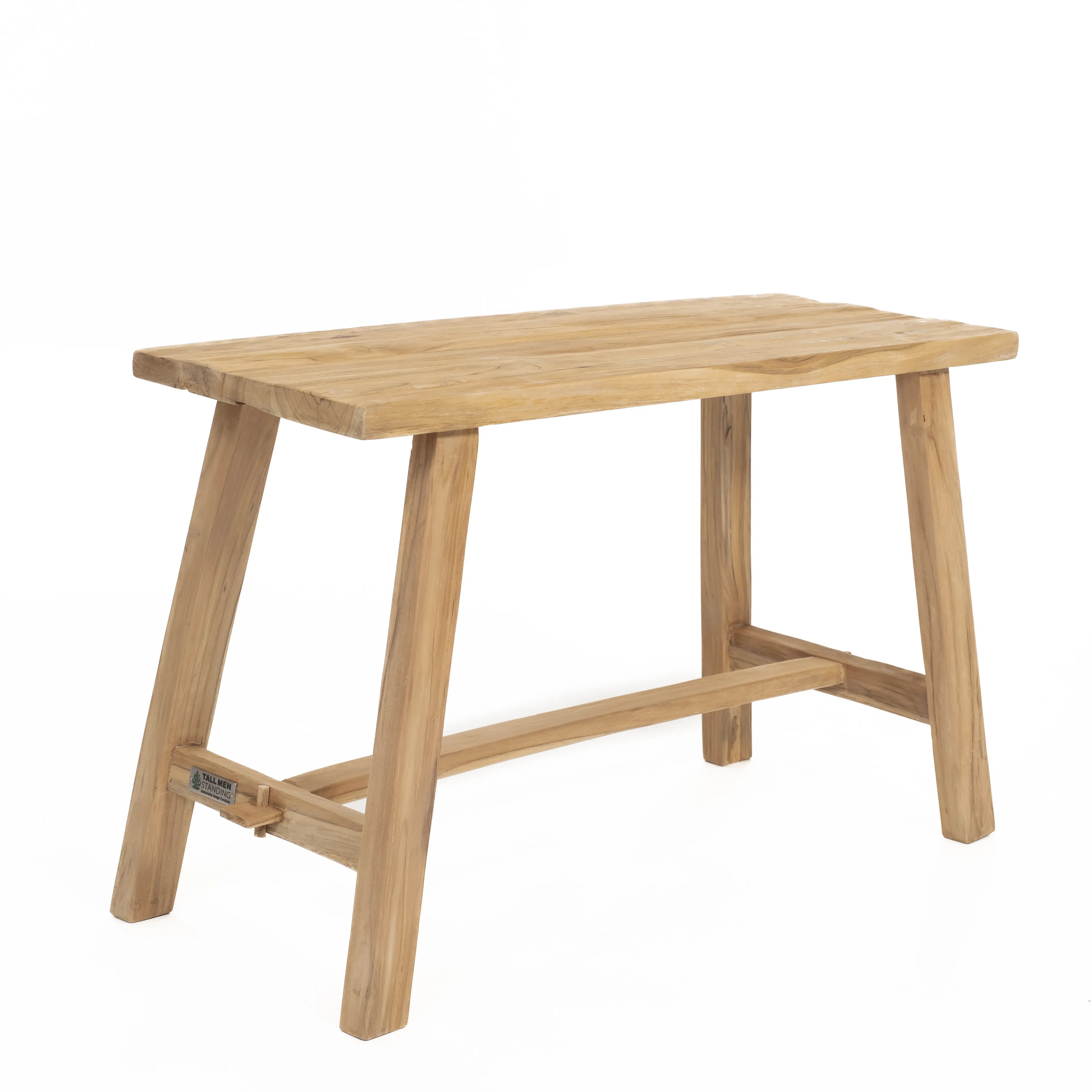 Schuin gemaakte foto van vintage teakhouten bank van Tall Men Standing met de afmetingen 80 x 35 x H 50 cm