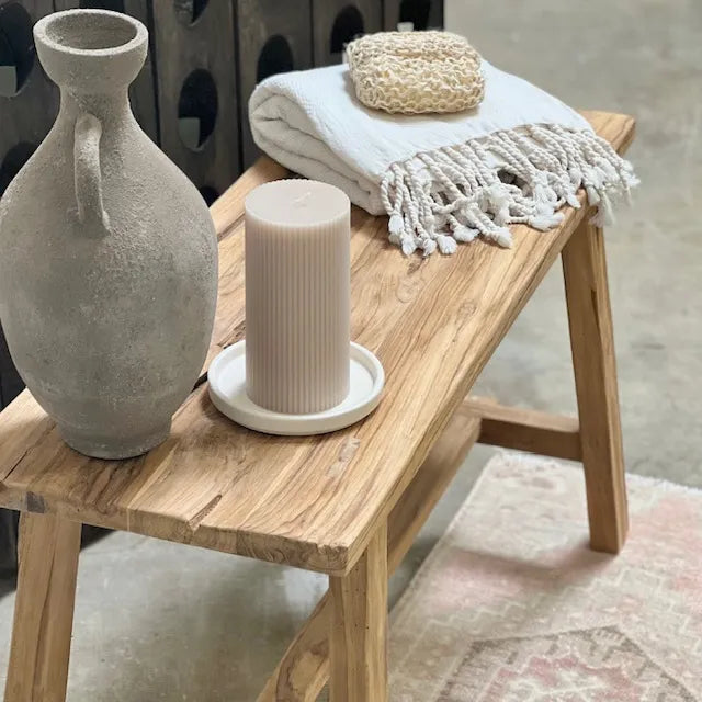 Teakhouten bank met accessoires erop geplaatst in vintage stijl