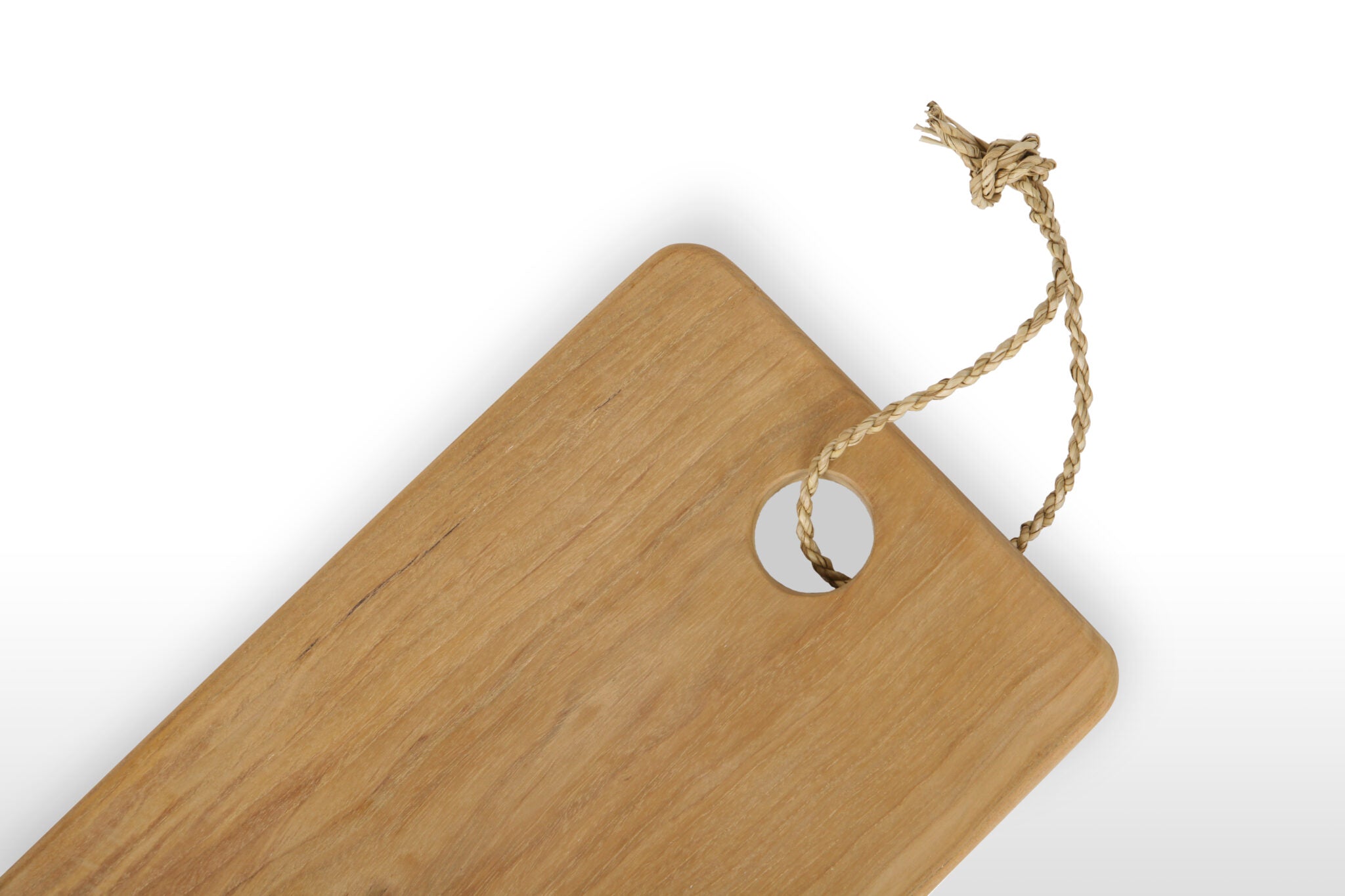 Detail van teak borrelplank met ronde opening en touw.