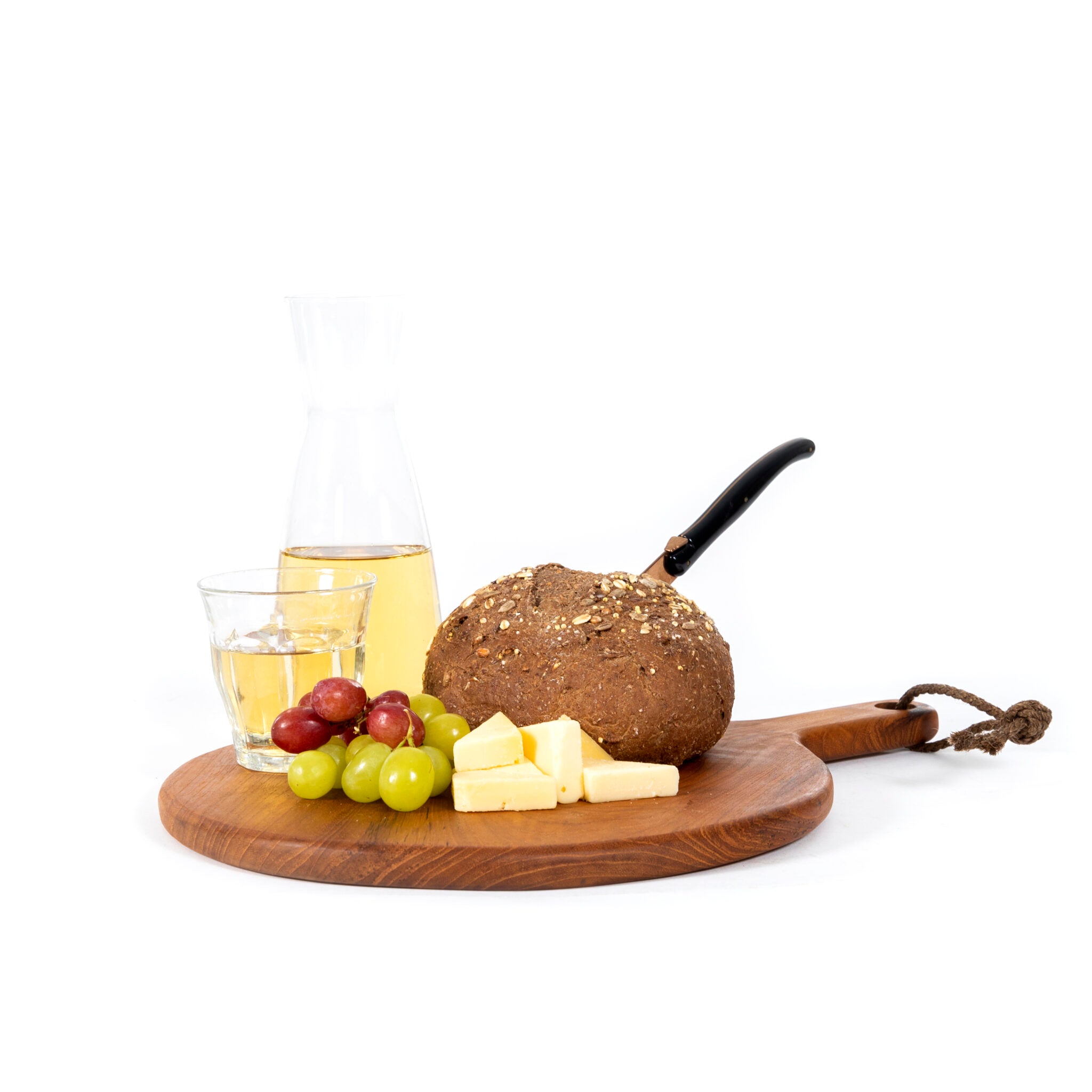 Teakhouten borrel serveerplank met hapjes en glas.