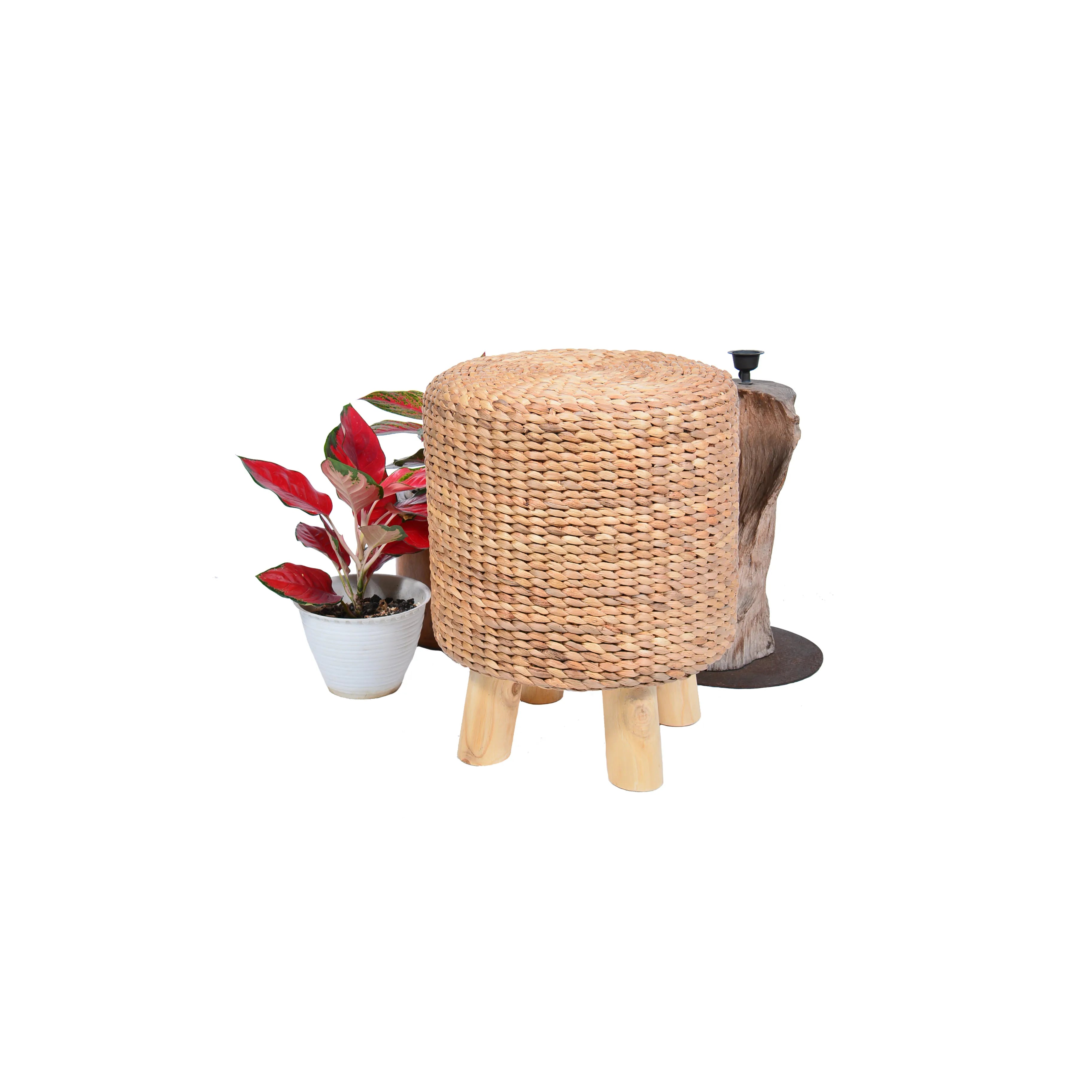 Ronde kruk Orchid van waterhyacint met teakhouten poten, stijlvol gecombineerd in een natuurlijk interieur met planten en decoratie.
