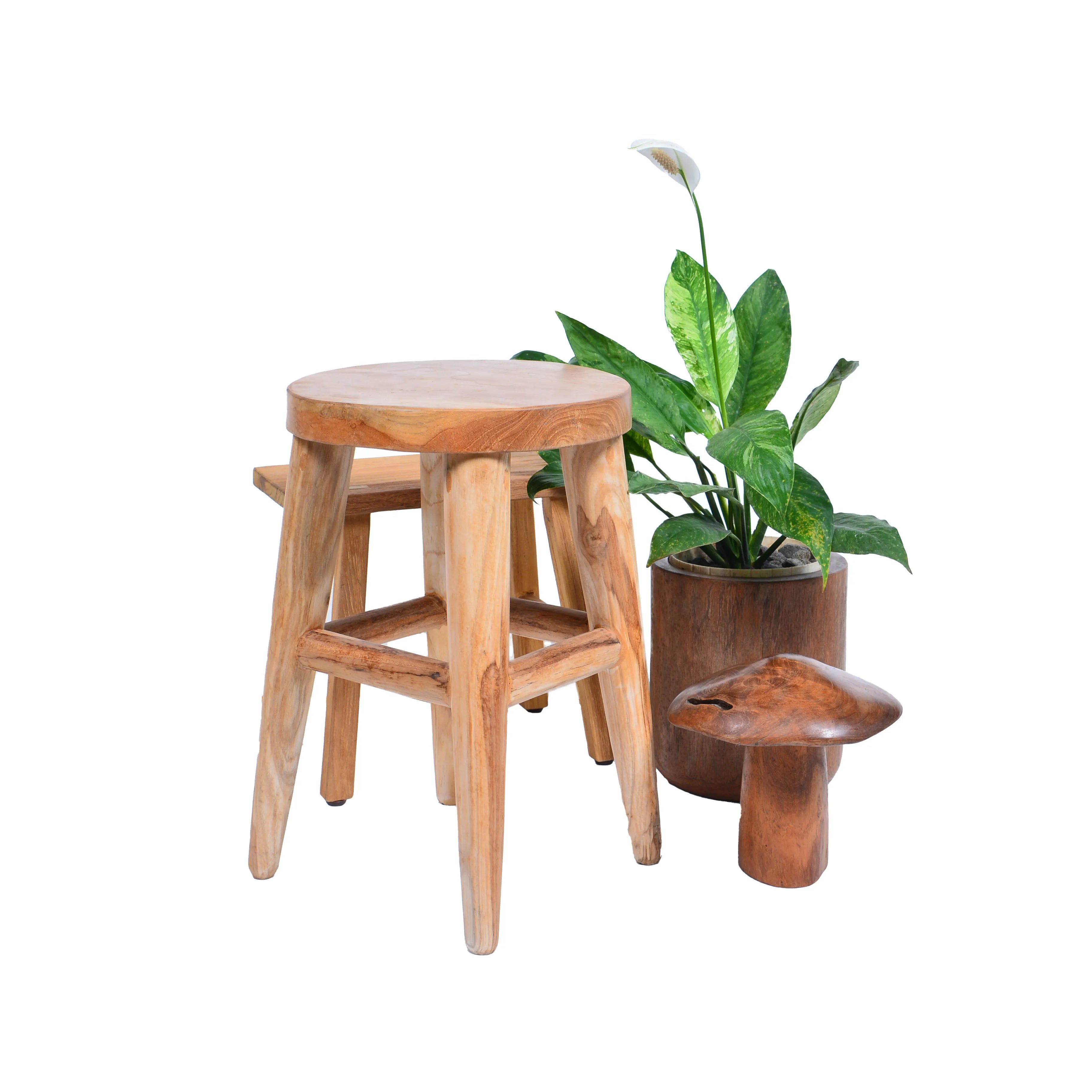 Teakhouten kruk Jago met andere decoratie van Tall Men Standing