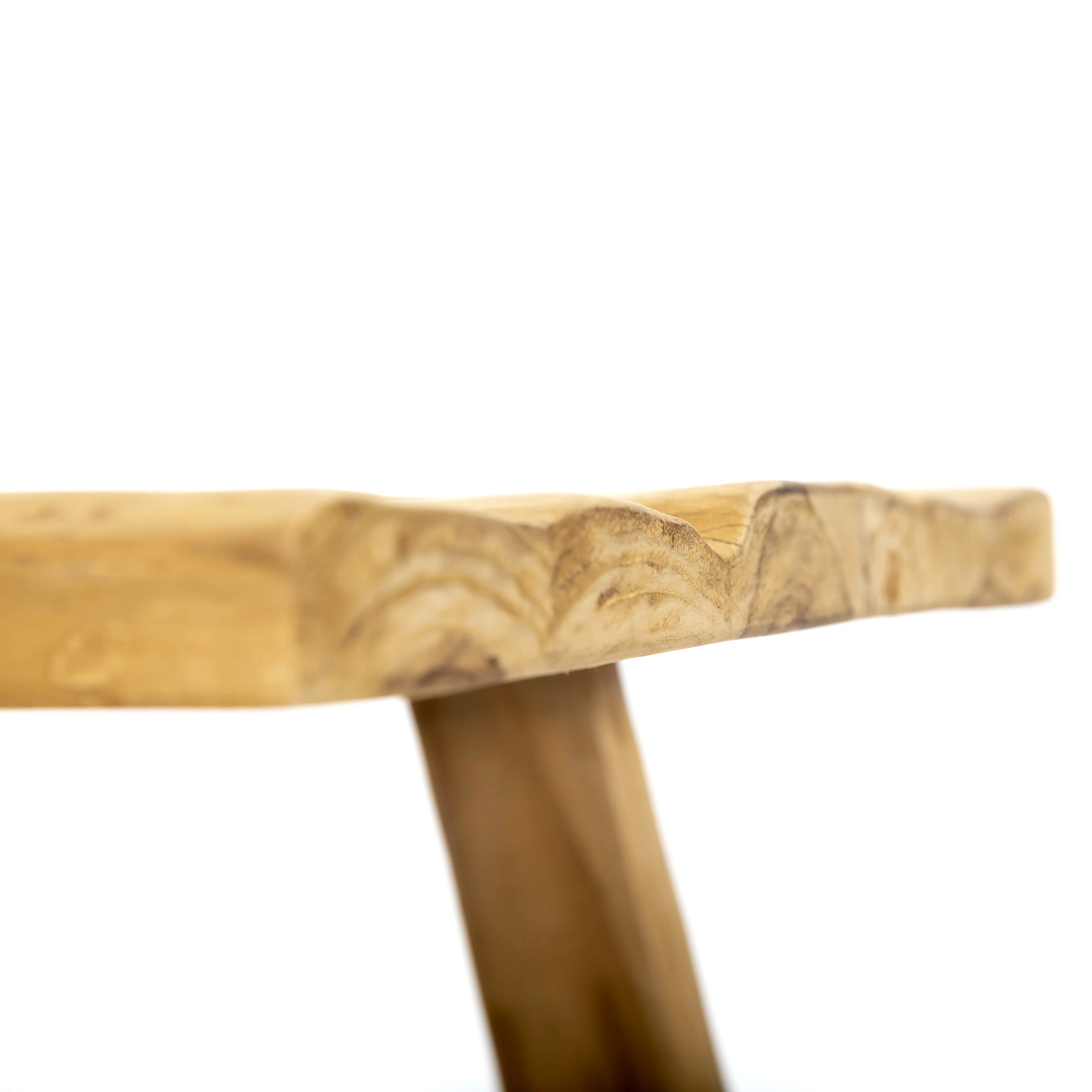 Close-up van het oude teakhout met unieke houtnerf van Kruk Vintage 50 cm hoog