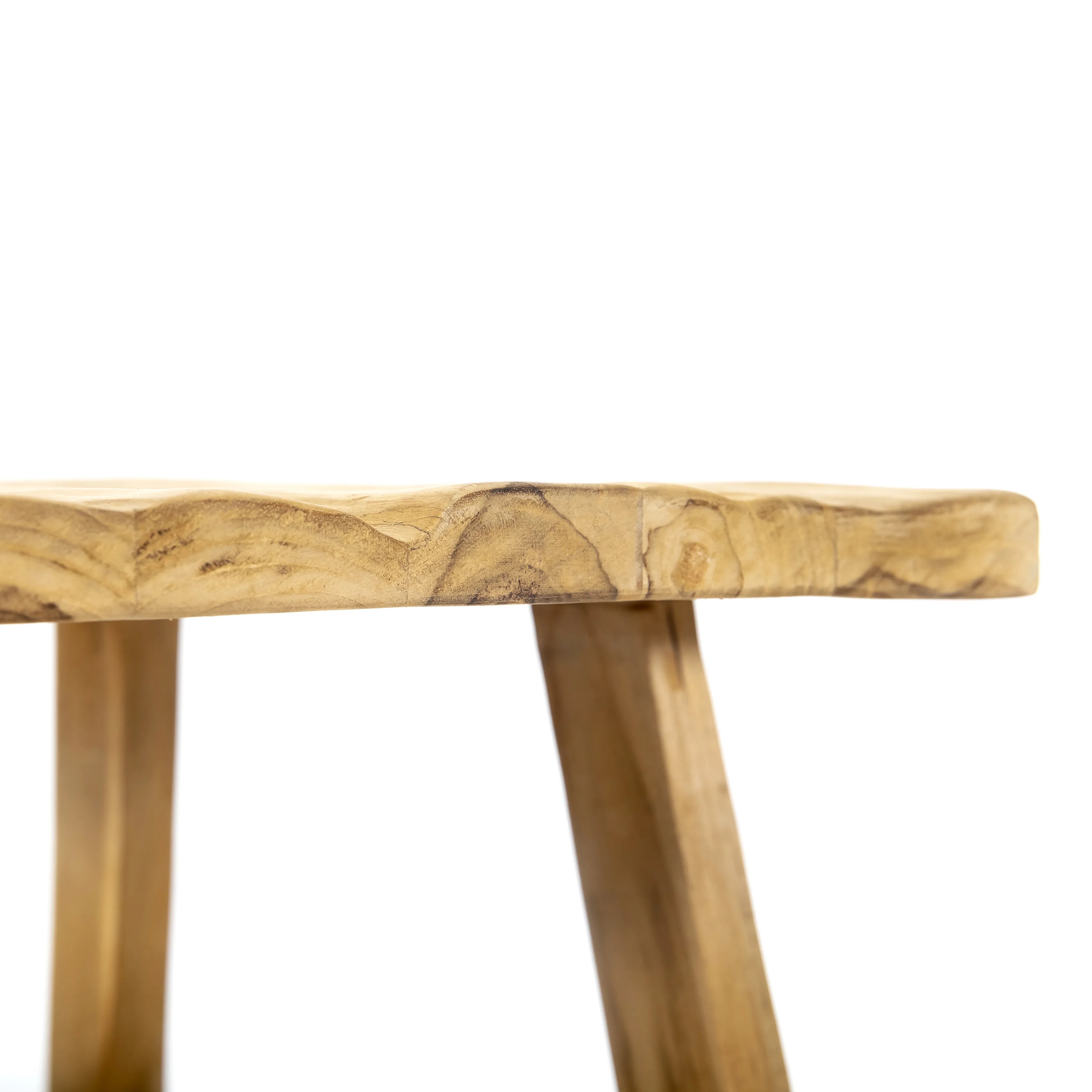 Detail van het oude teakhout met natuurlijke houtstructuur van Kruk Vintage