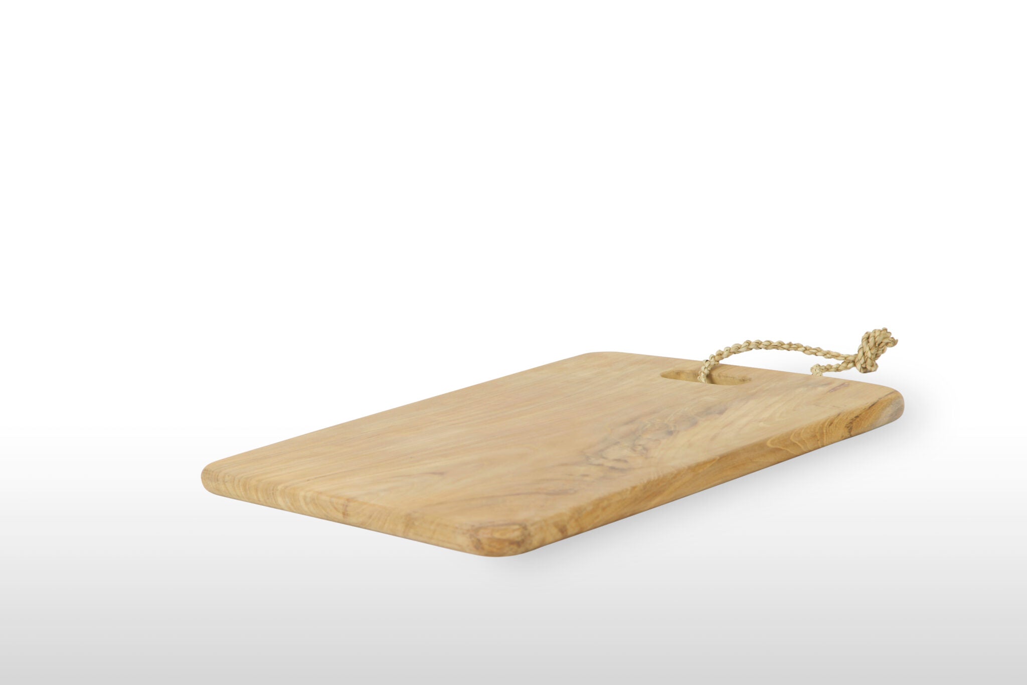 Teakhouten serveerplank met handvat op wit achtergrond vanaf de zijkant