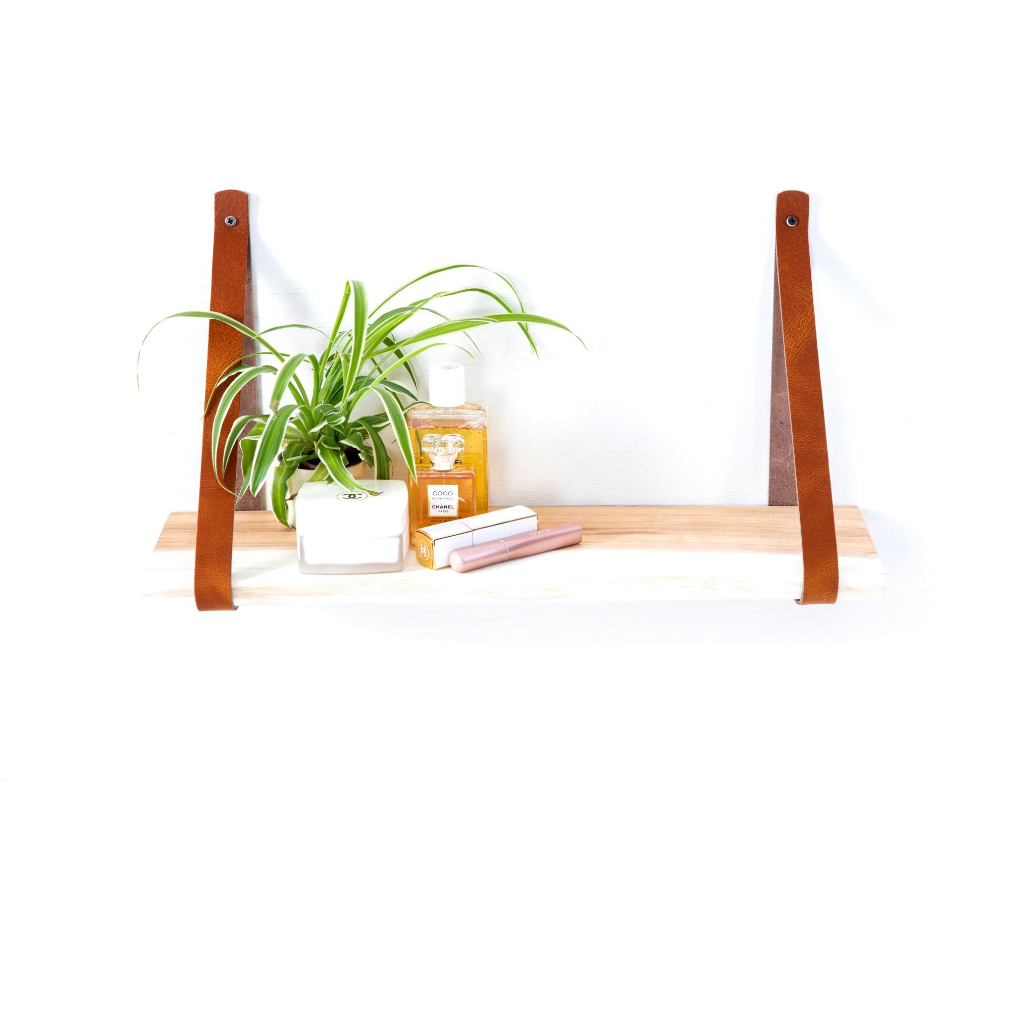 Houten Wandplank Panji van teakhout in een woonkamer met decoratie eromheen