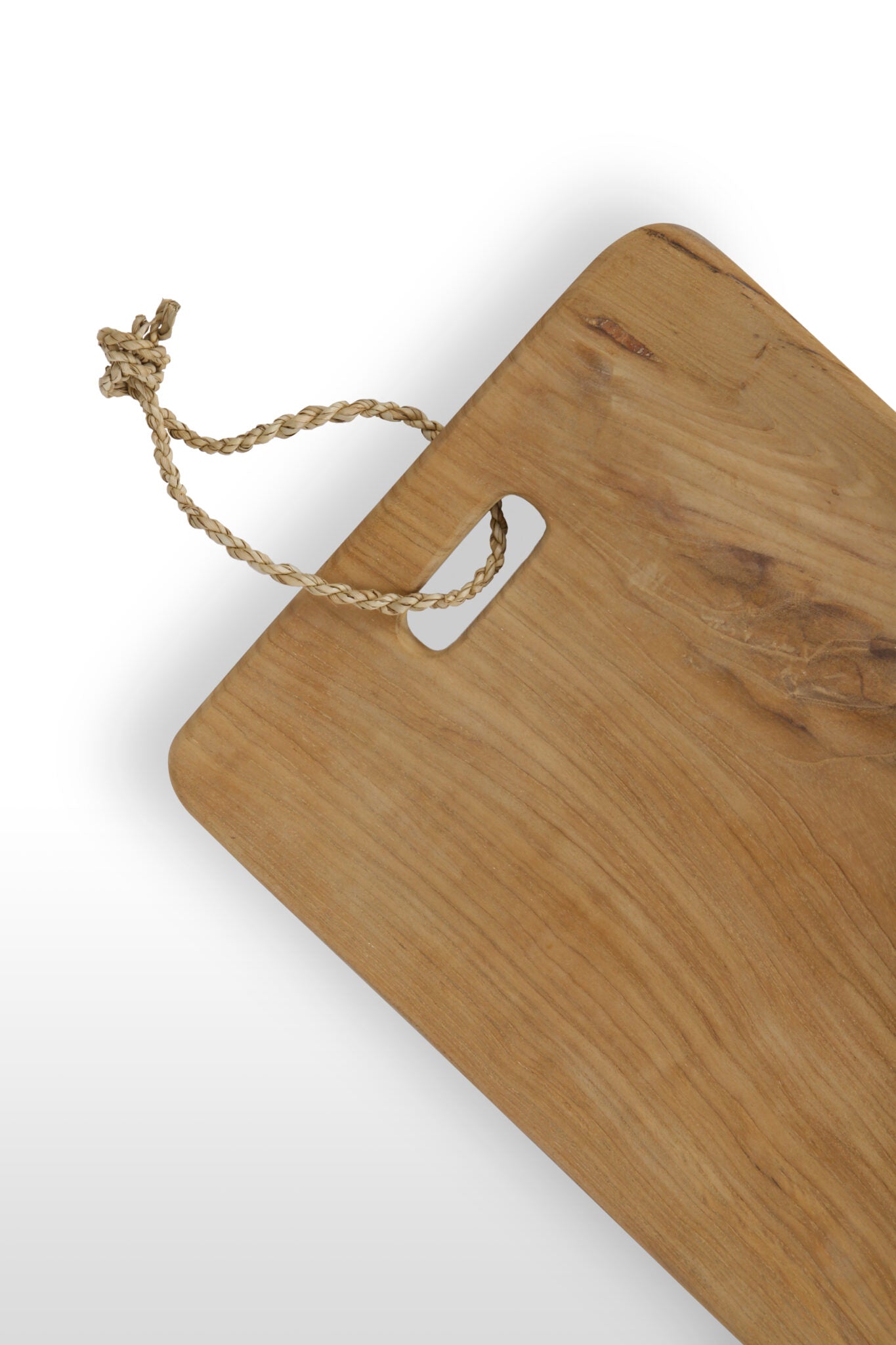 Detail van teakhouten serveerplank met handvat en ophangkoord.