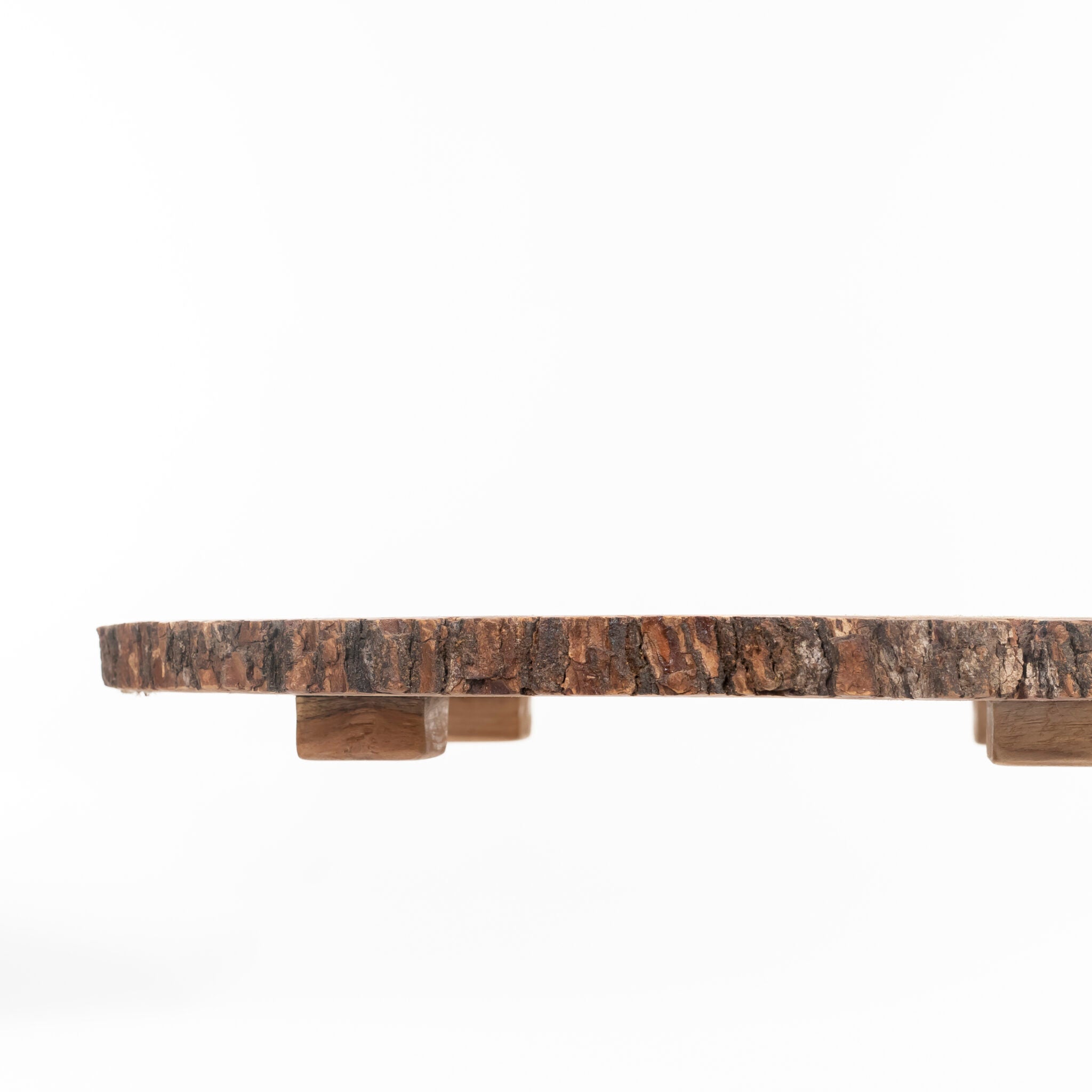 Zijaanzicht van Boomstam schijf Senja van teakhout, met de dikte van het hout zichtbaar
