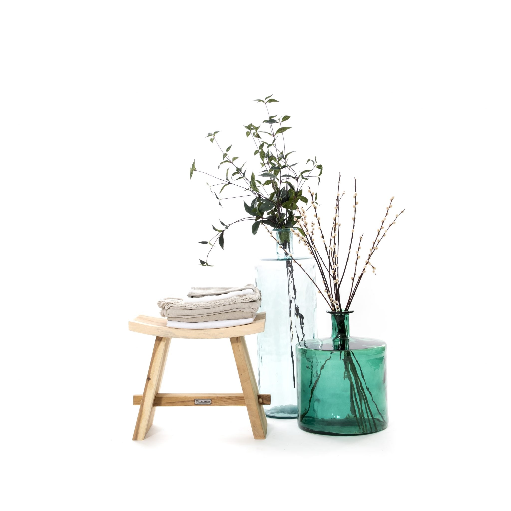 Kruk Janiri van massief hout opgesteld in een interieur, 46 cm hoog
