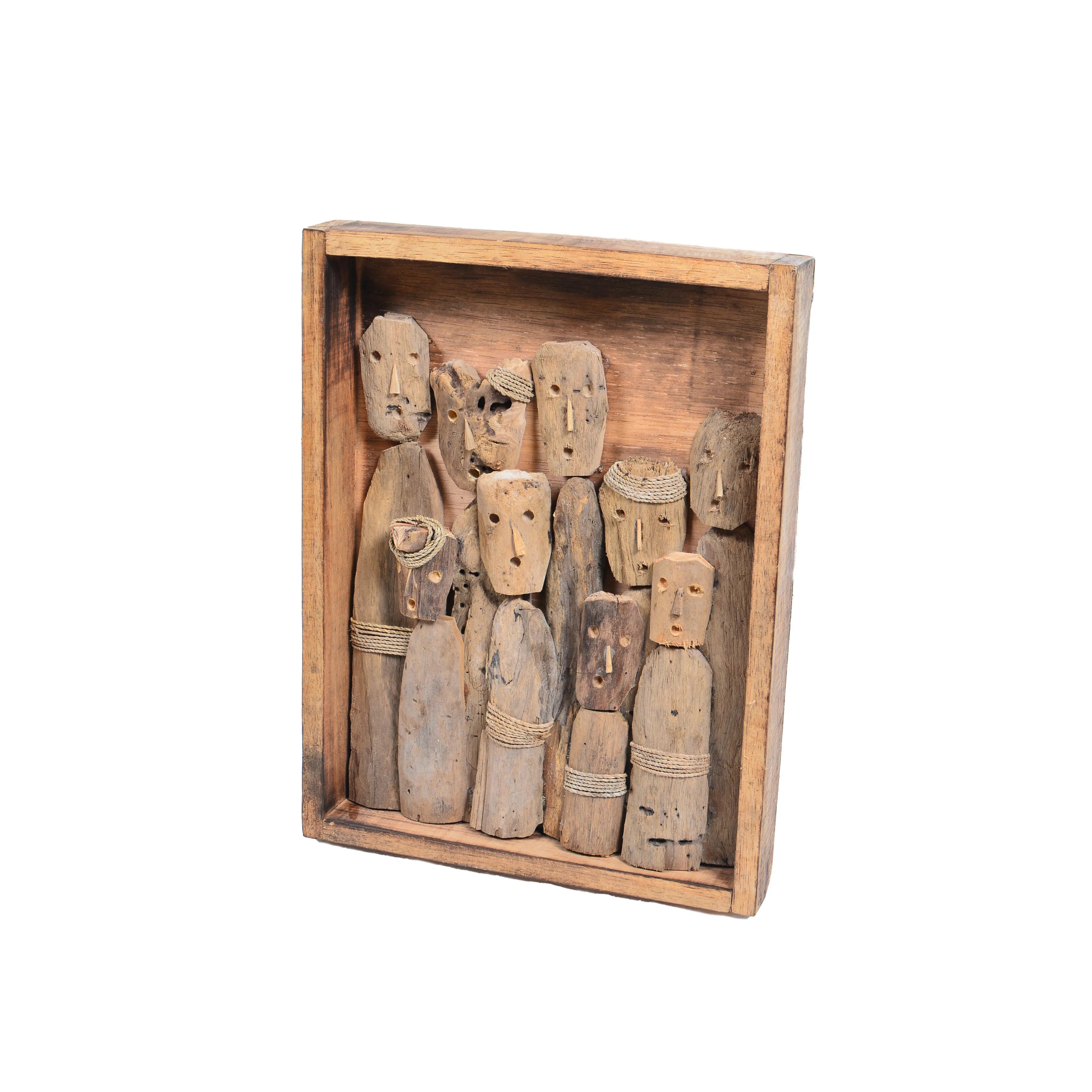Handgemaakte muurdecoratie met houten figuren in teakhouten lijst.