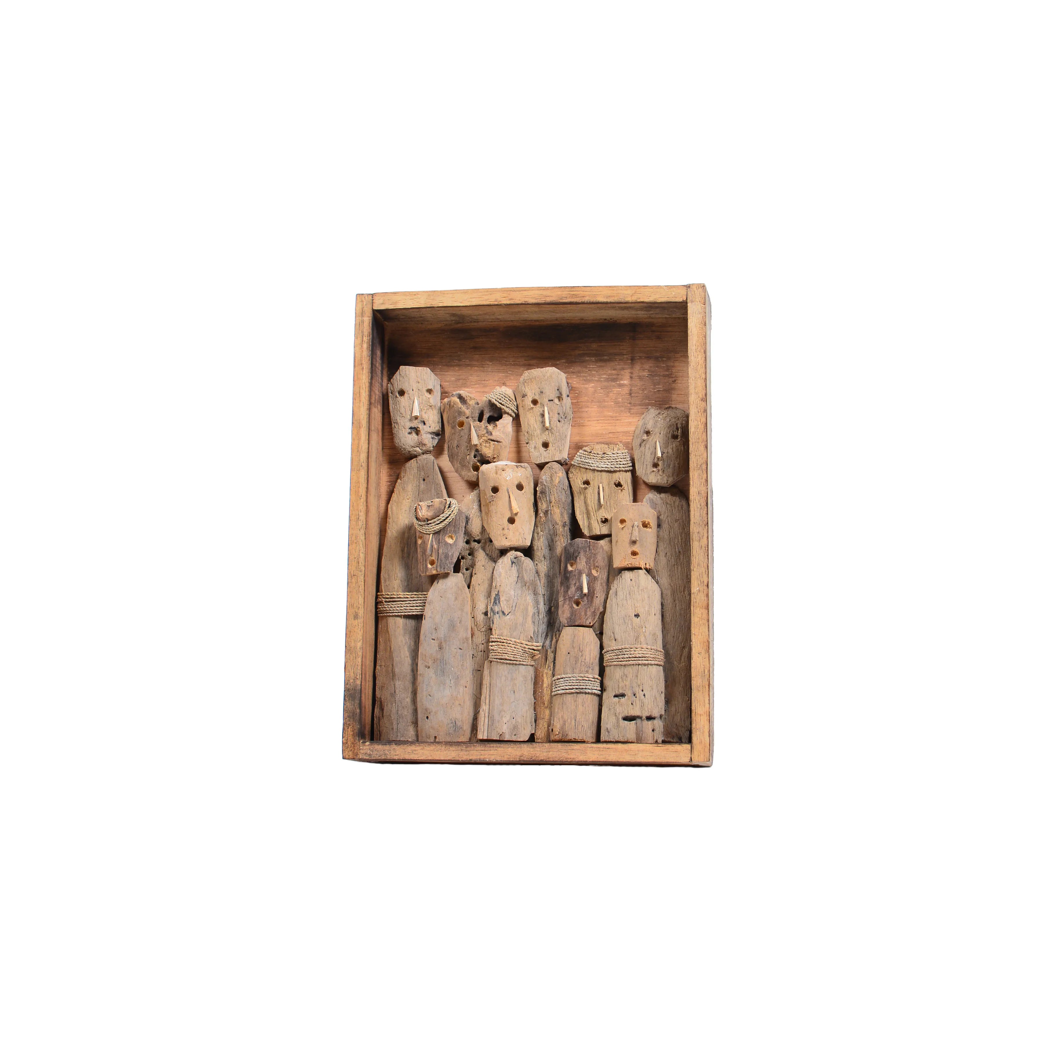 Decoratief wandpaneel met houten poppetjes van oud teakhout.